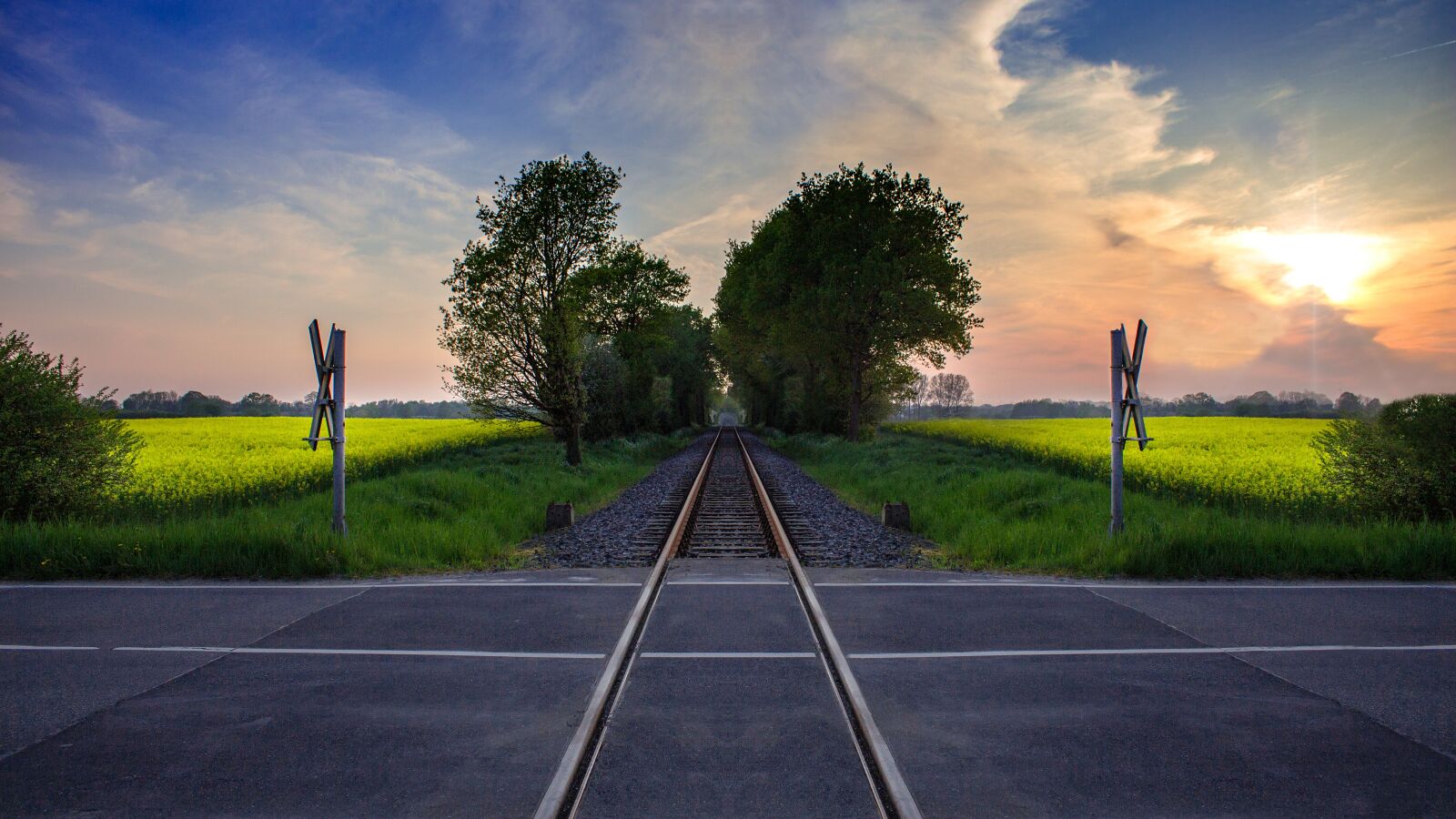 Canon EOS 700D (EOS Rebel T5i / EOS Kiss X7i) sample photo. Level crossing, gleise, train photography