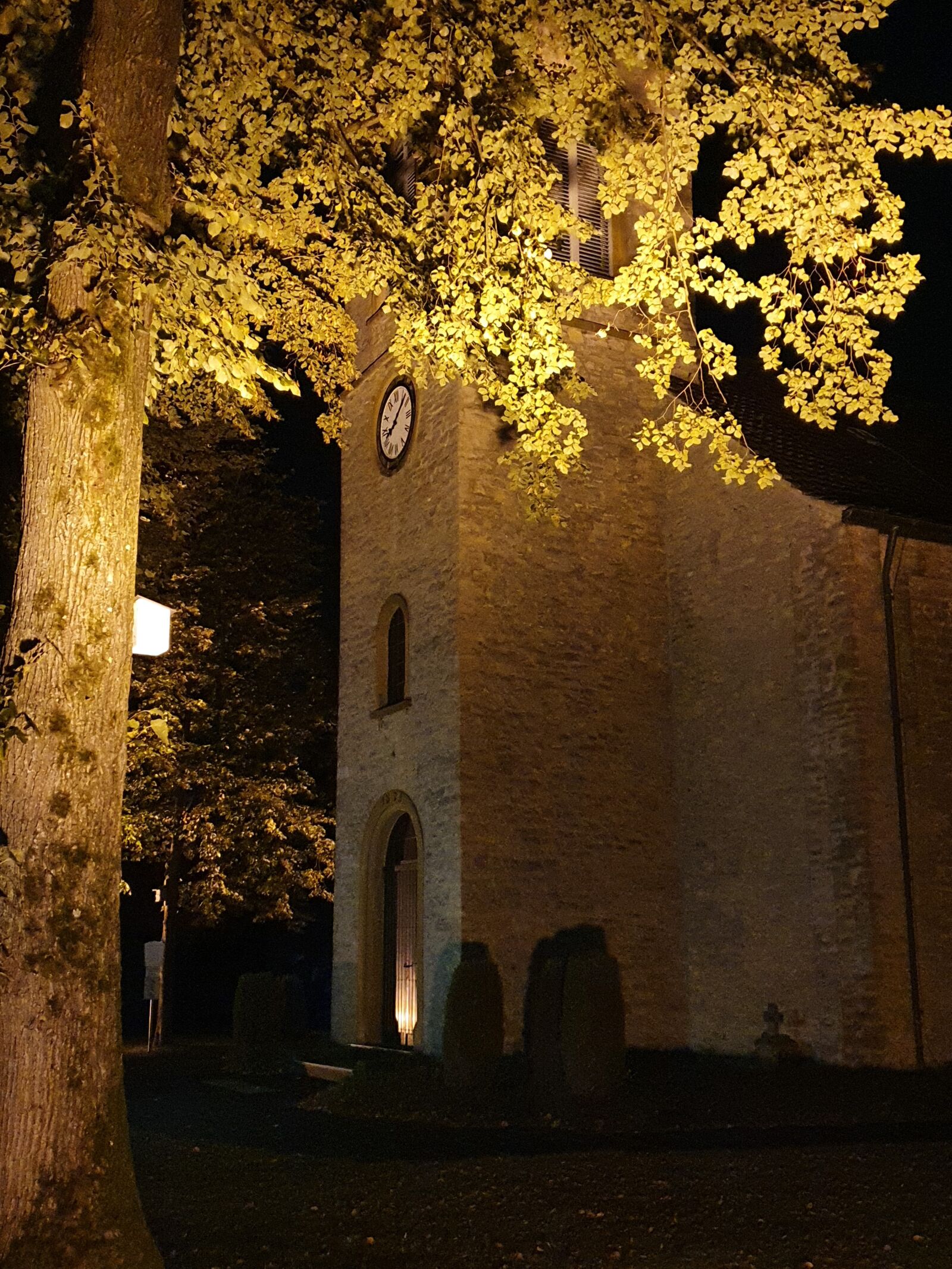 Samsung SM-G973F sample photo. Church, light, evening photography