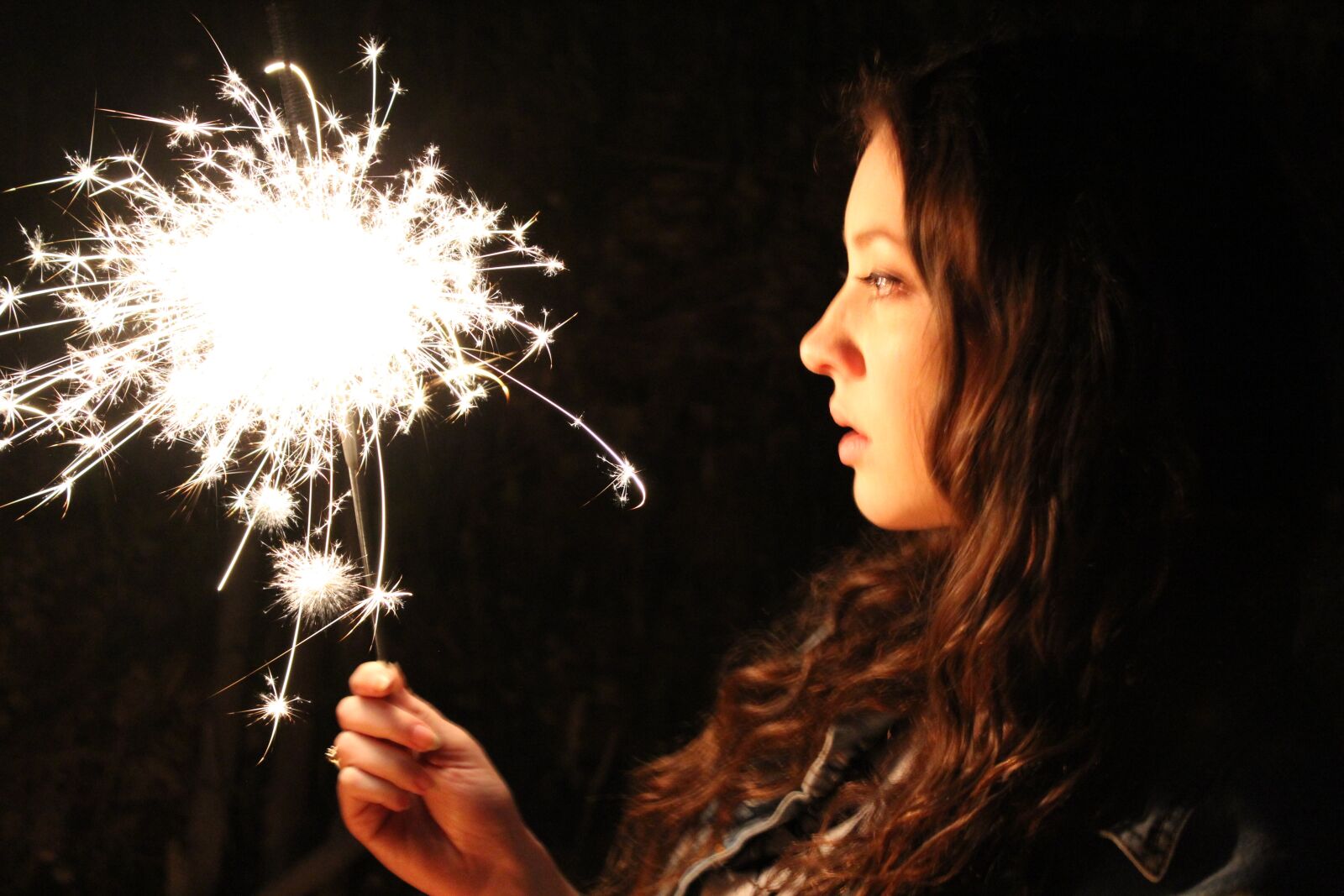Canon EOS 600D (Rebel EOS T3i / EOS Kiss X5) sample photo. Girl, sparkler, fireworks photography