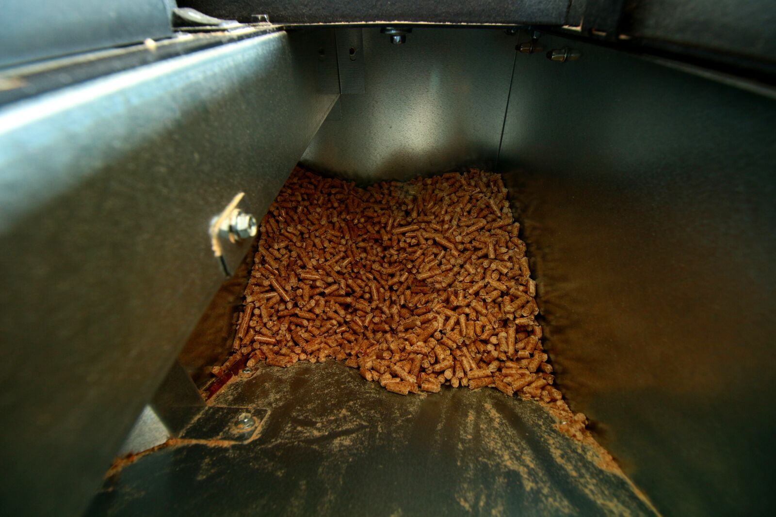 Canon EOS 100D (EOS Rebel SL1 / EOS Kiss X7) sample photo. Wood pellet, pellets, stove photography