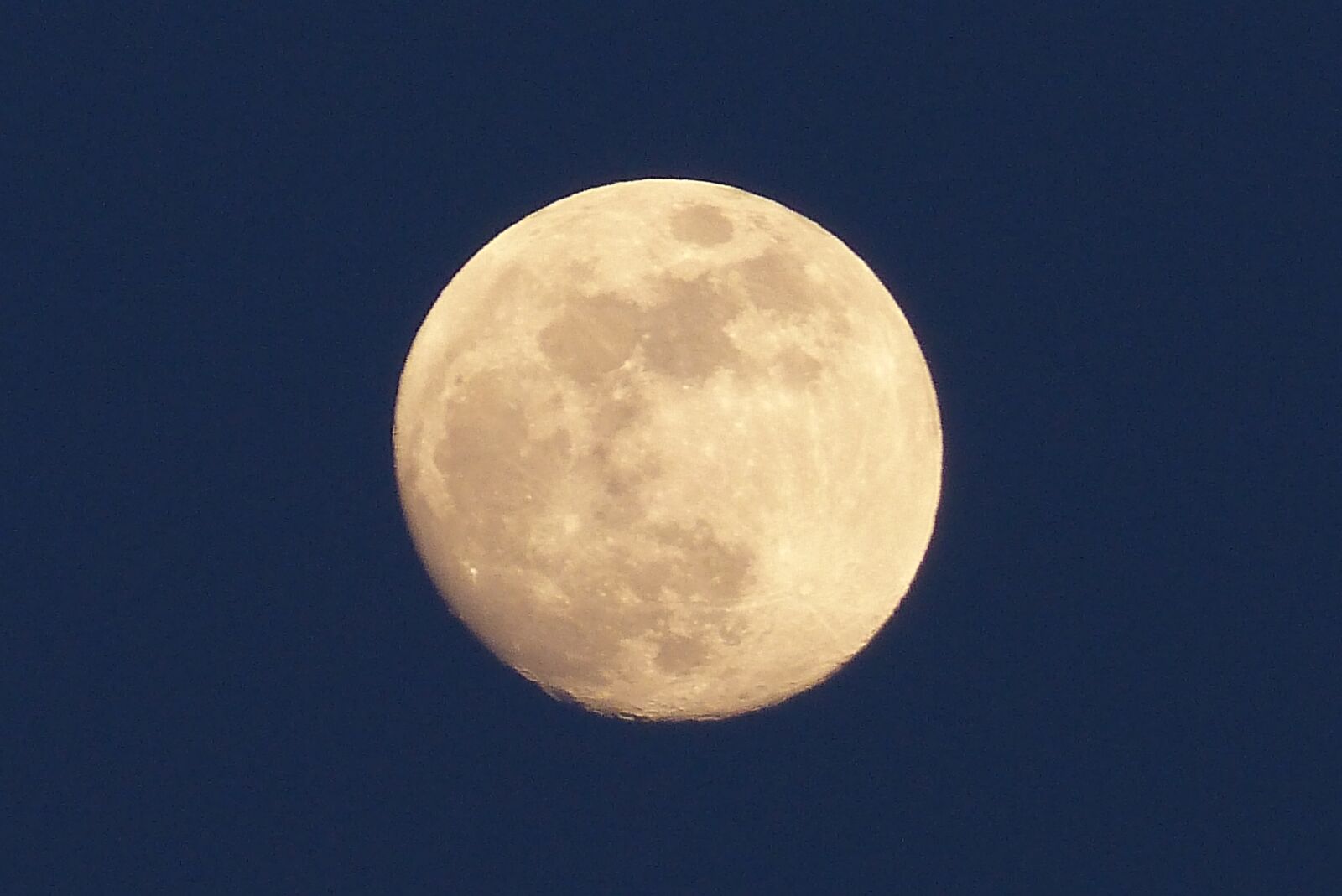 Panasonic Lumix DMC-FZ150 sample photo. Moon, full moon, night photography