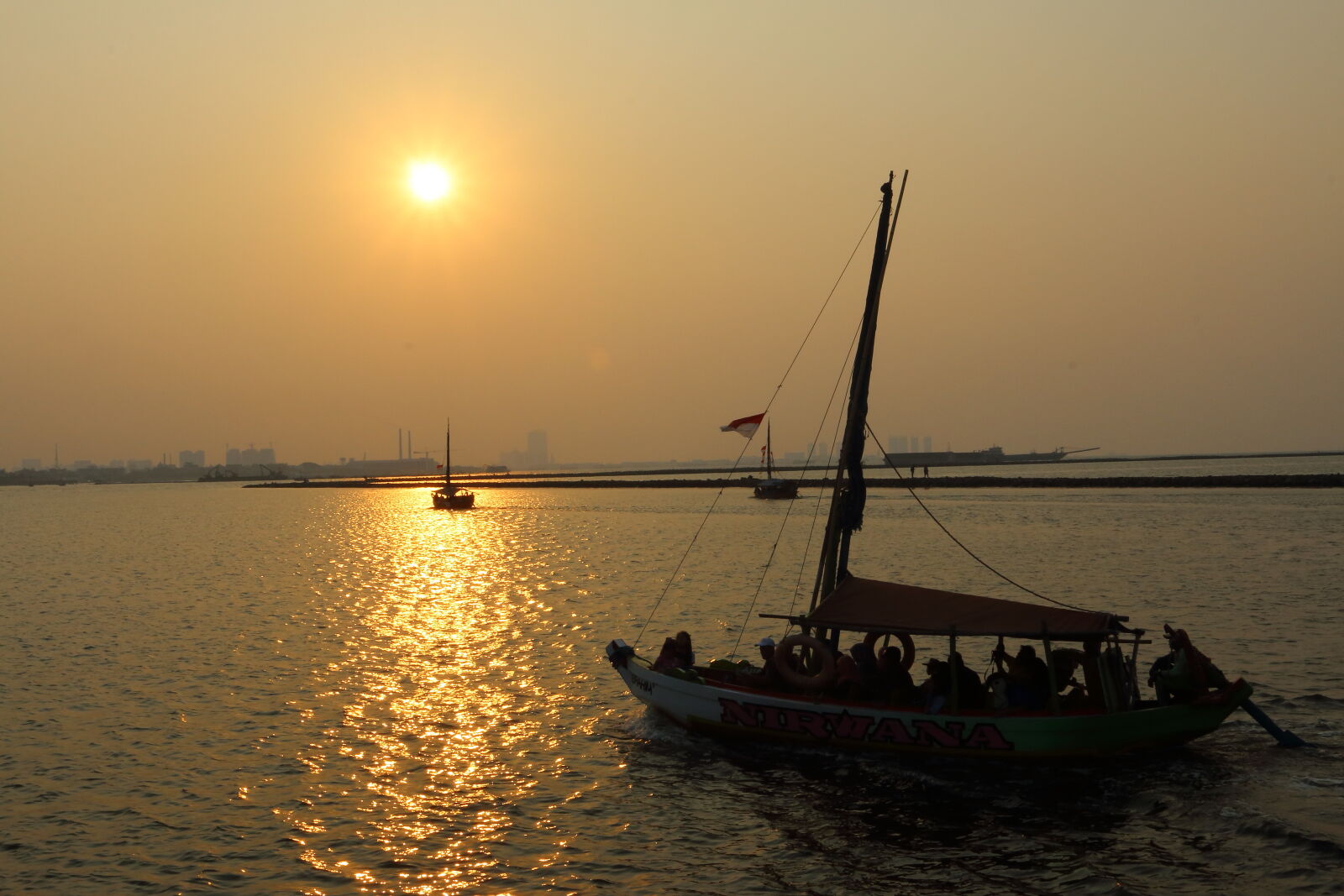 Canon EOS 70D + Canon EF 17-40mm F4L USM sample photo. Boat, sea, sunset photography