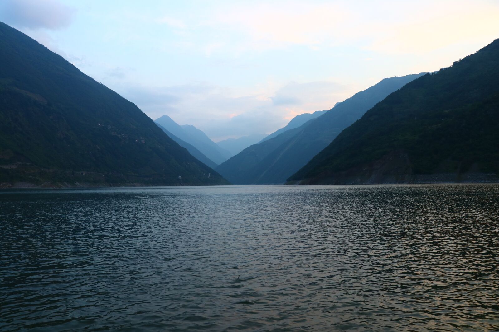 Canon EF-S 18-135mm F3.5-5.6 IS USM sample photo. Mountain, water, cloud photography