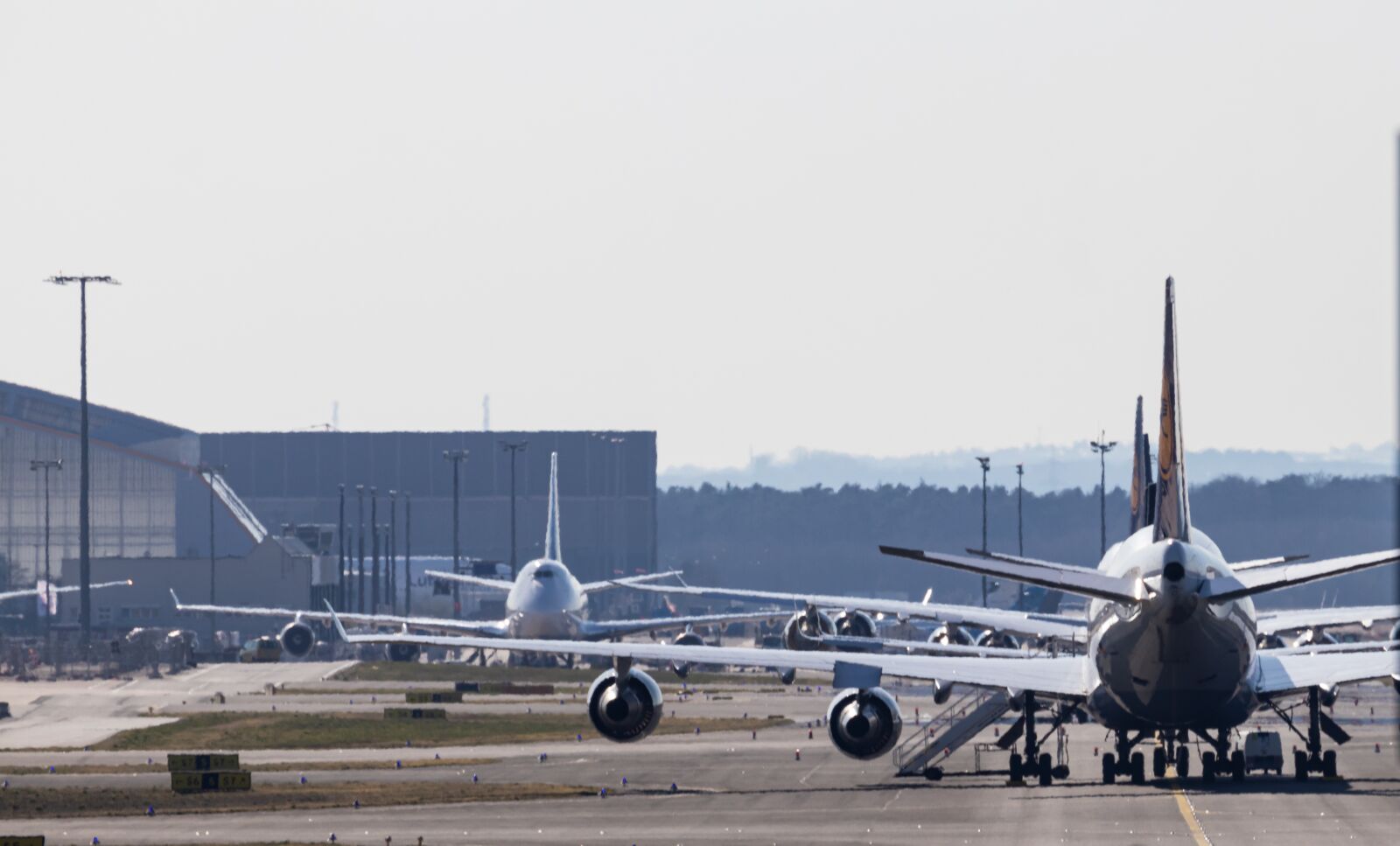 Canon EOS 77D (EOS 9000D / EOS 770D) sample photo. Airplane, airport, runway photography