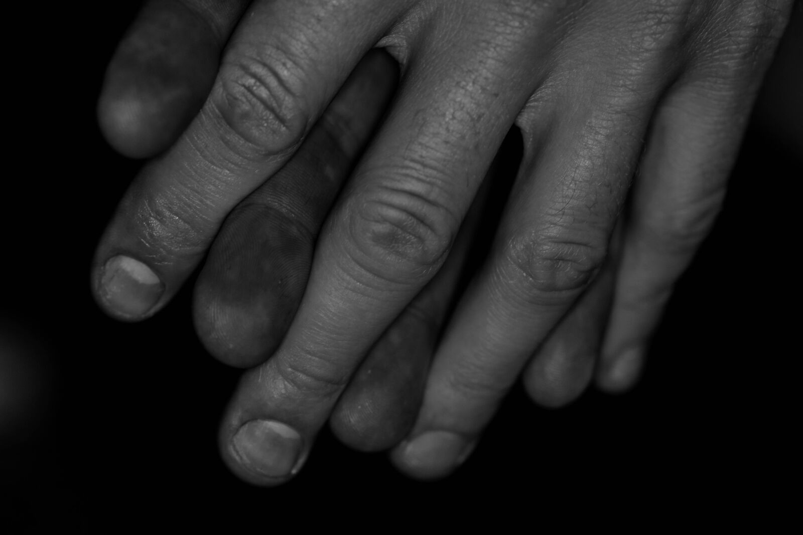Canon EOS 7D Mark II sample photo. Hands, black and white photography