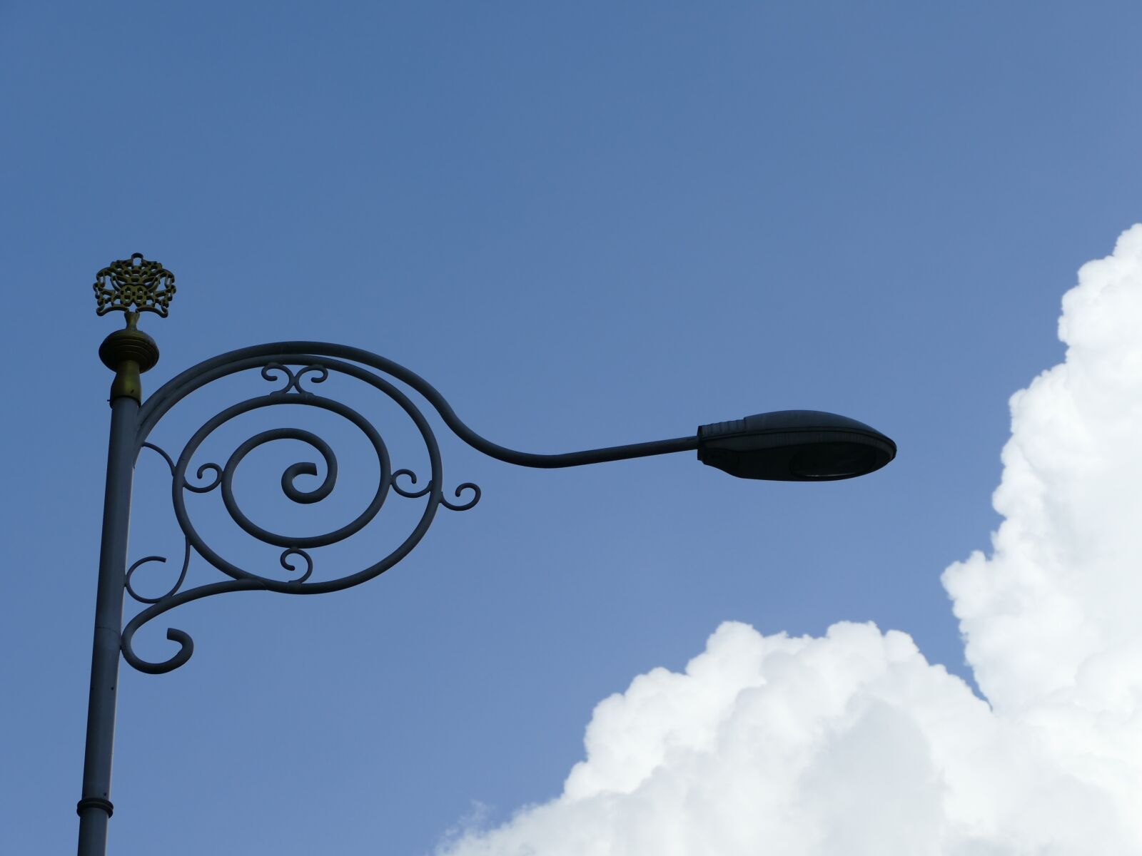 Panasonic Lumix DMC-FZ1000 sample photo. Lamp, sky, clouds photography