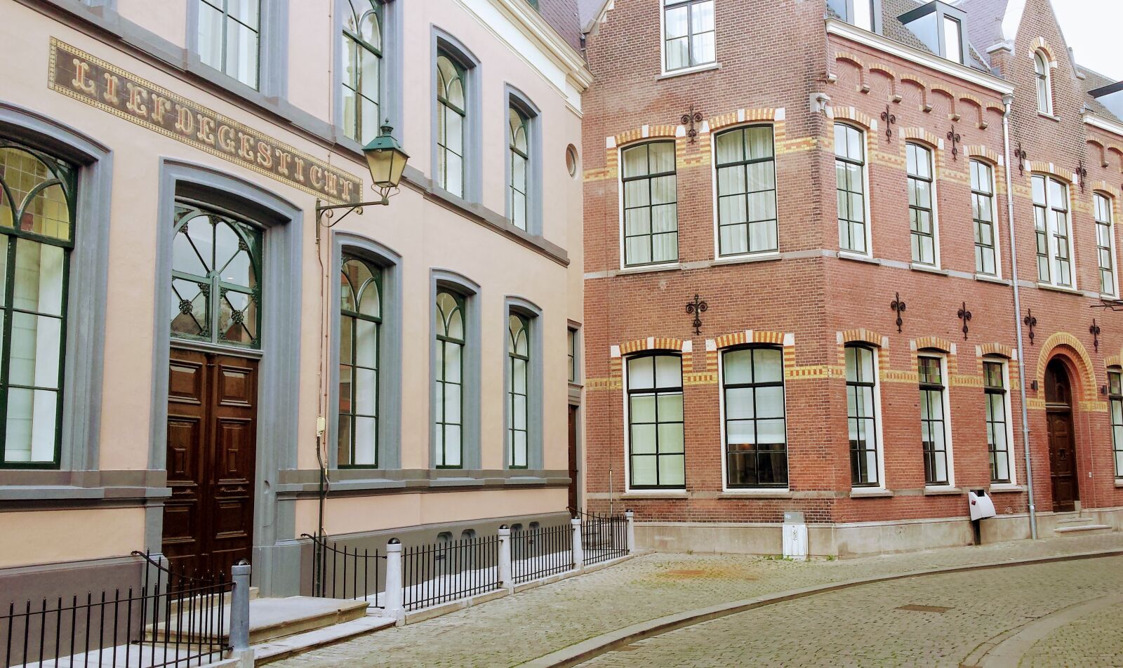 Samsung Galaxy S4 sample photo. Breda, houses, street photography