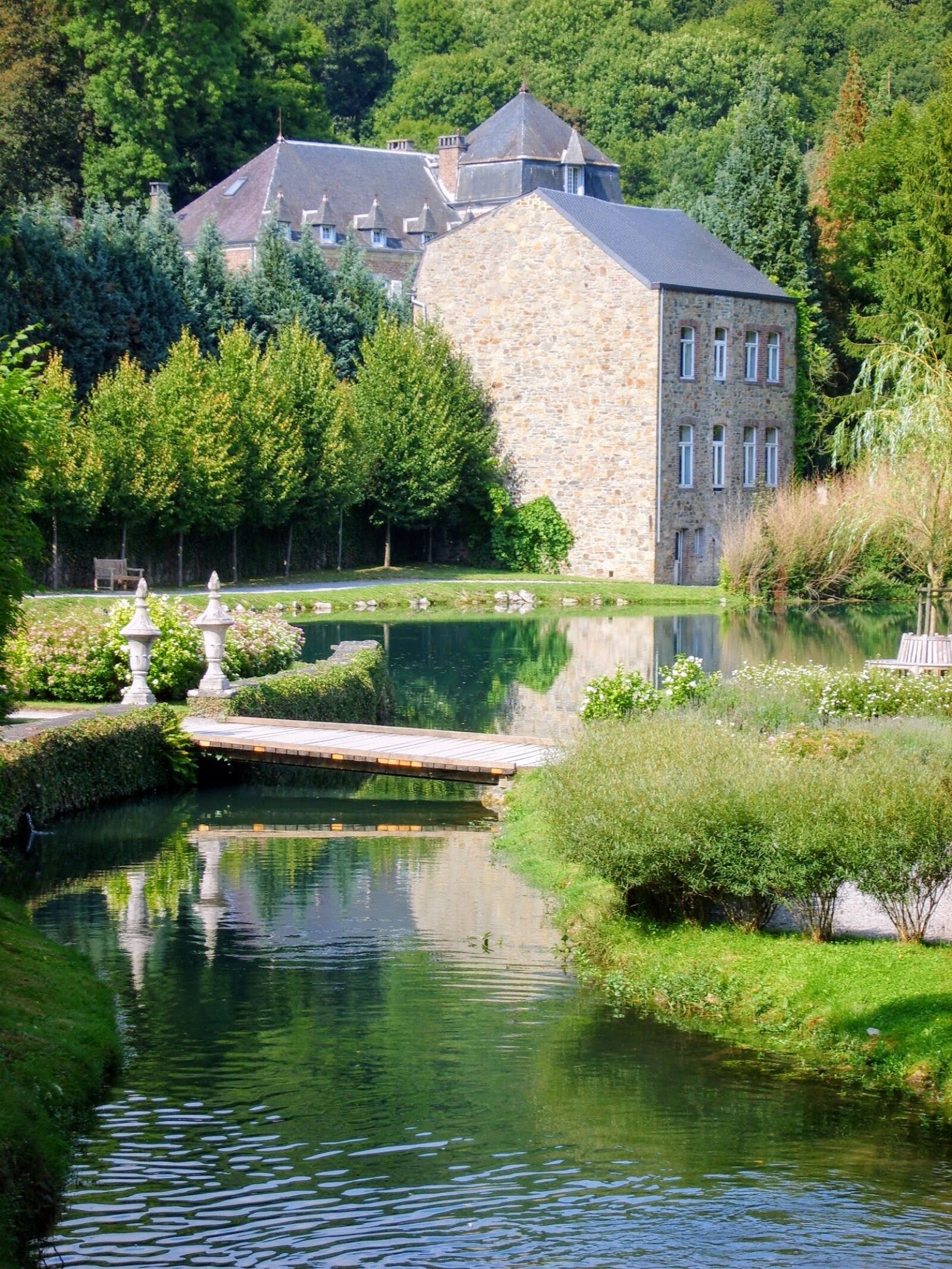 Samsung Digimax S830 / Kenox S830 sample photo. Ardennes, castle, pond photography