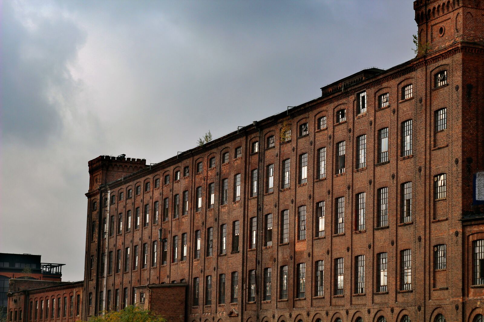 Canon EOS 1200D (EOS Rebel T5 / EOS Kiss X70 / EOS Hi) sample photo. Factory, boat, brick photography
