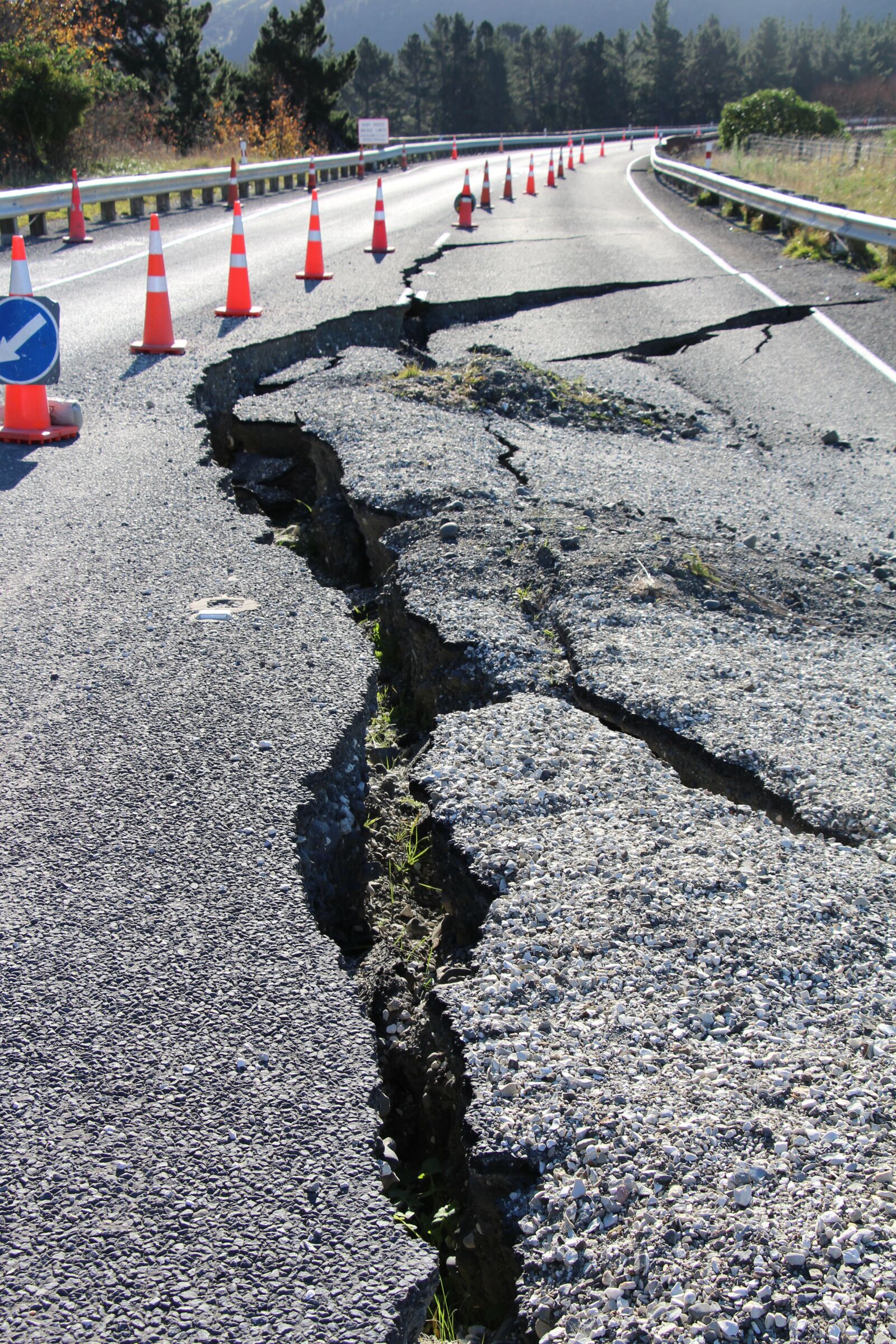 Canon EOS 700D (EOS Rebel T5i / EOS Kiss X7i) sample photo. Road, earthquake, damage photography
