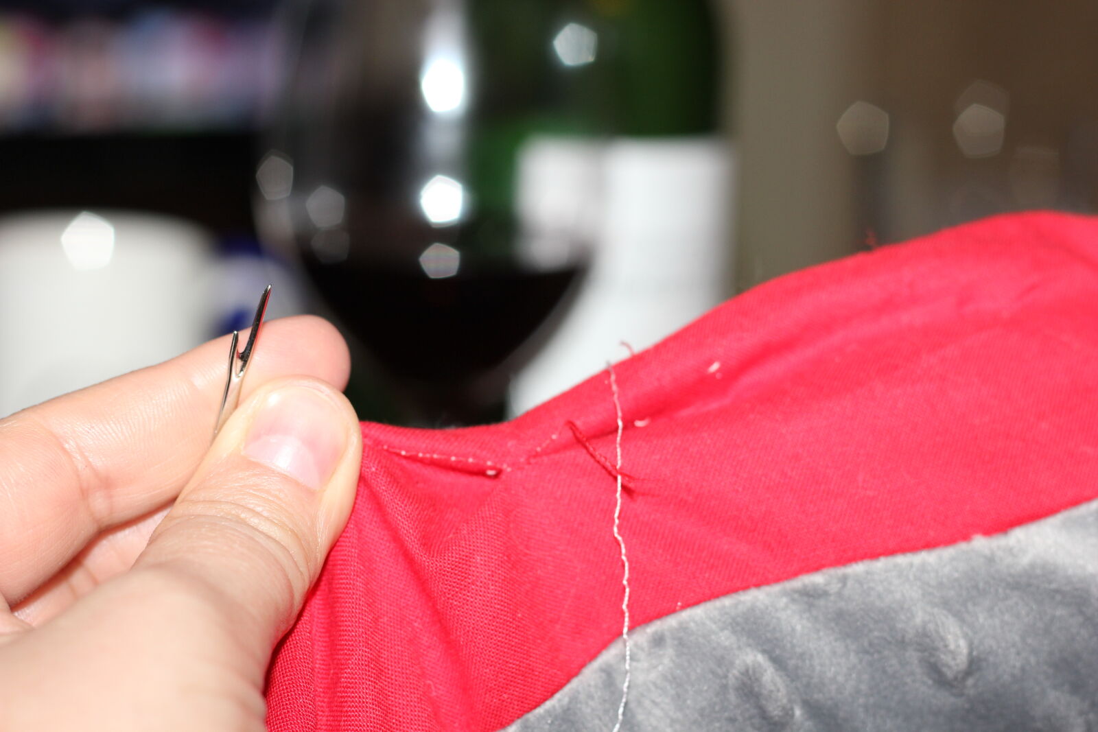 Canon EOS 550D (EOS Rebel T2i / EOS Kiss X4) sample photo. Dressmaker, needles, neither, seamstress photography