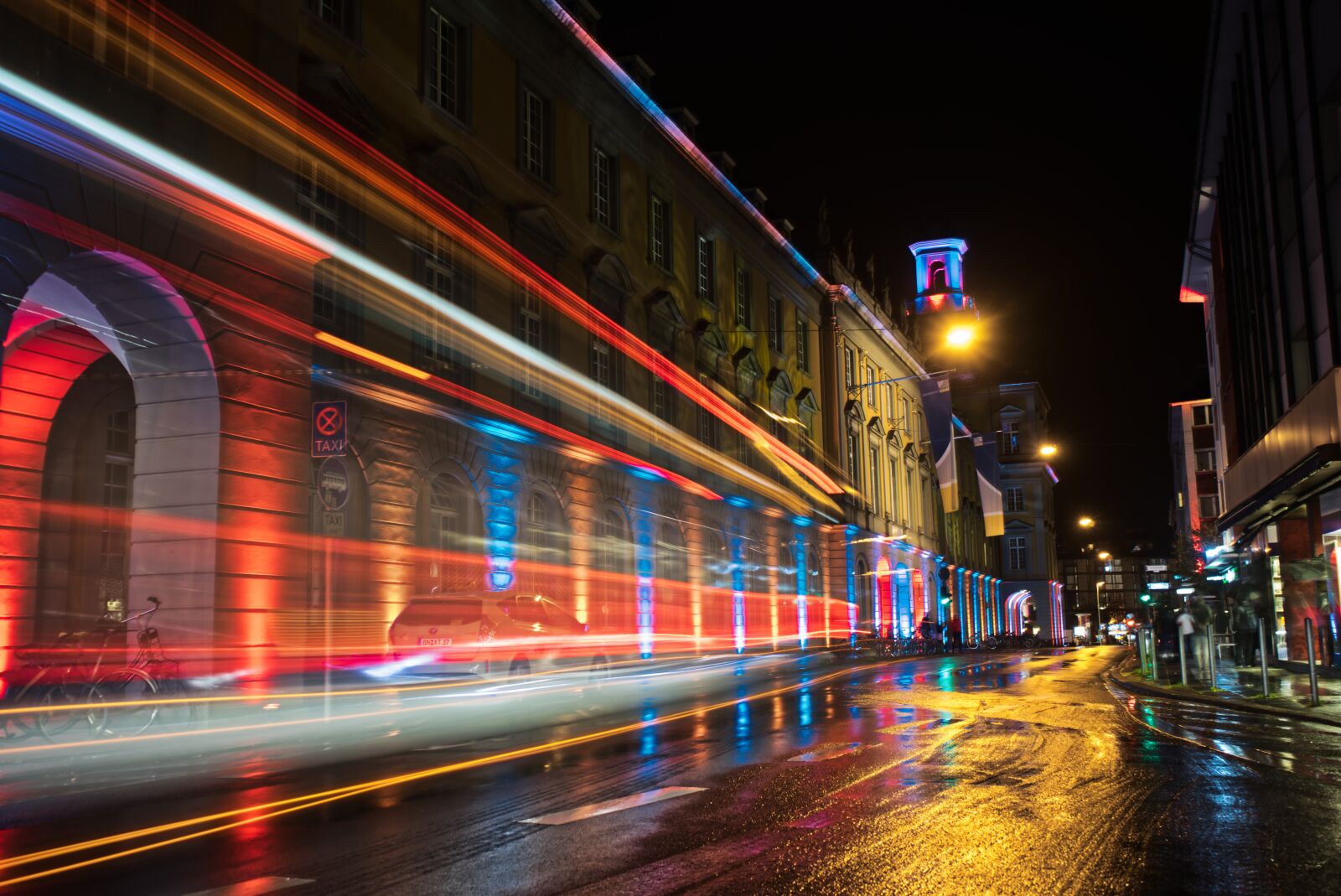 Sony a7 + Sony FE 28-70mm F3.5-5.6 OSS sample photo. City, light, bus photography