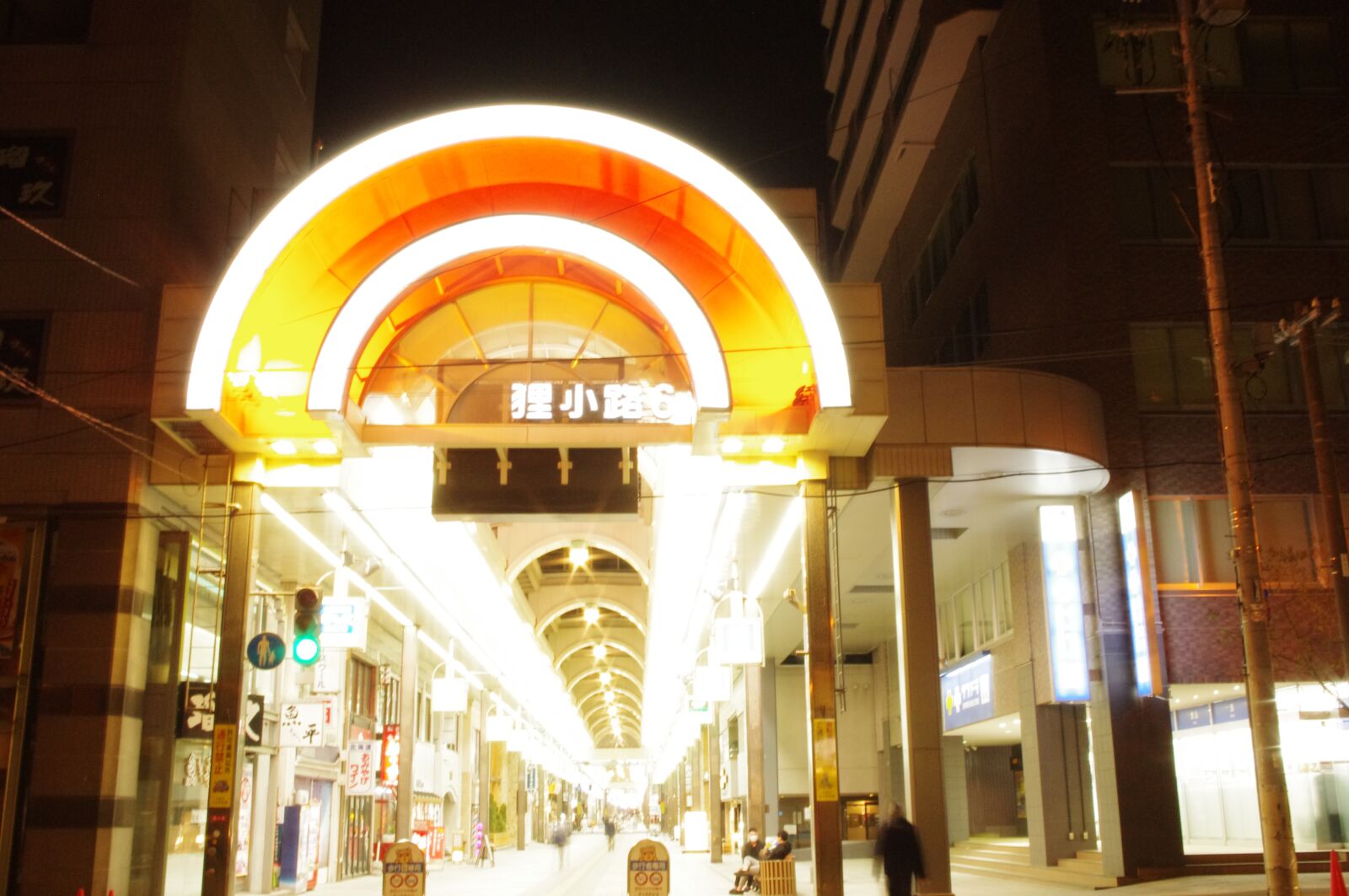 Pentax K-r sample photo. Arcade, night, downtown photography