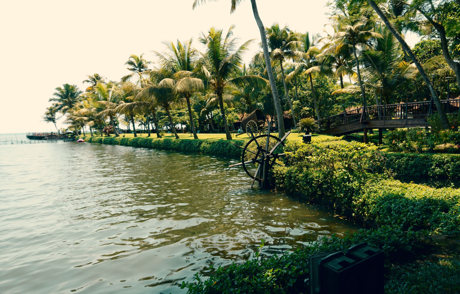 Sony Xperia X sample photo. Back, waters, boat, evergreen photography