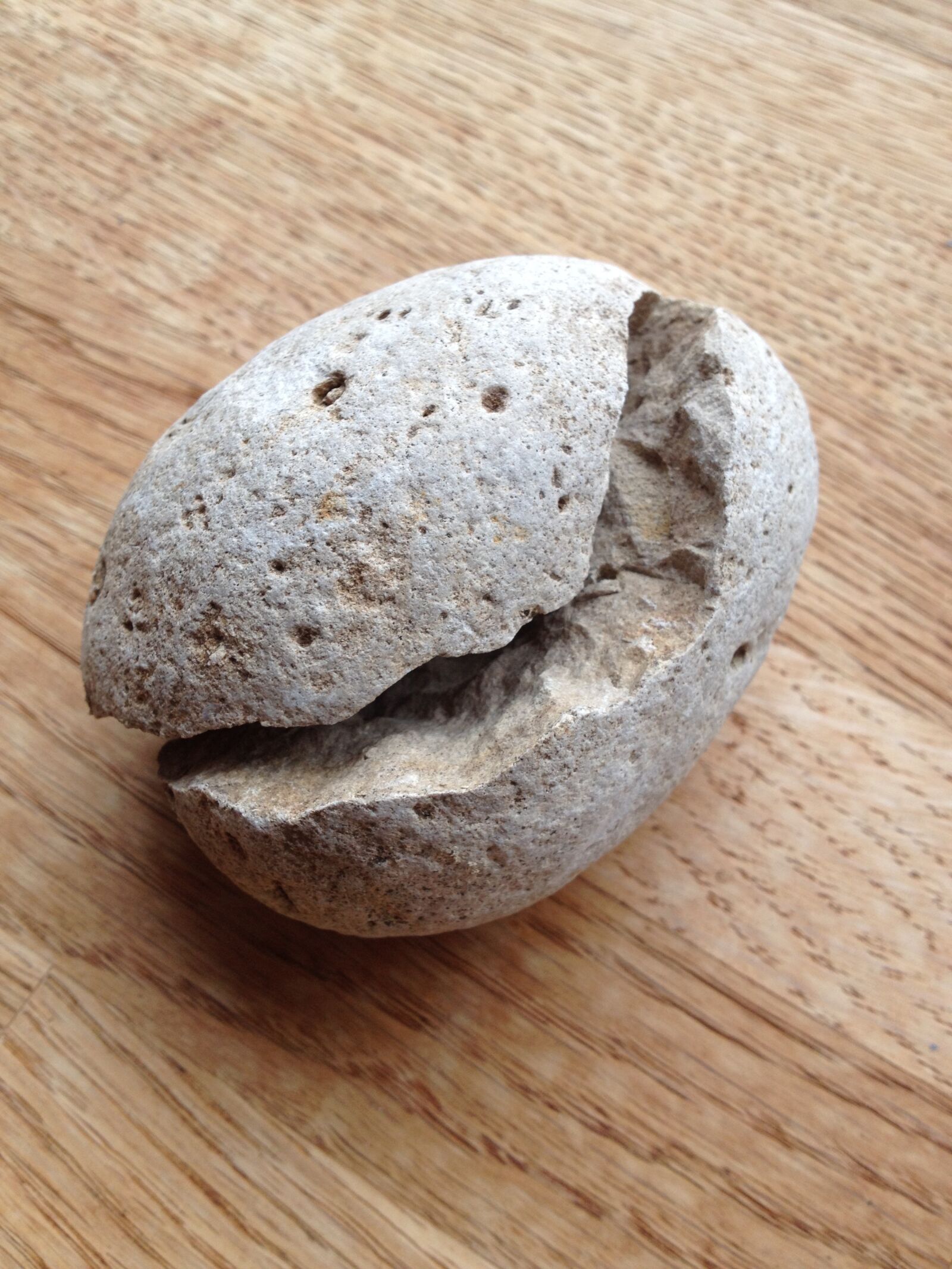 iPhone 4S back camera 4.28mm f/2.4 sample photo. Stone egg, easter, broken photography