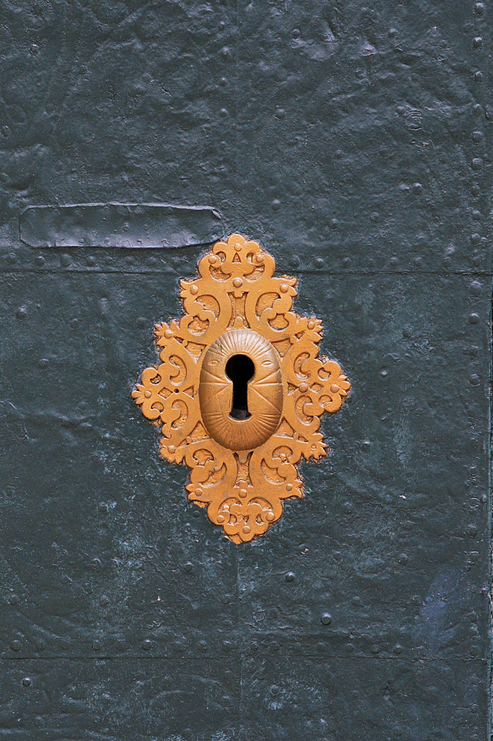 Nikon D3200 sample photo. Lock, copper, old photography