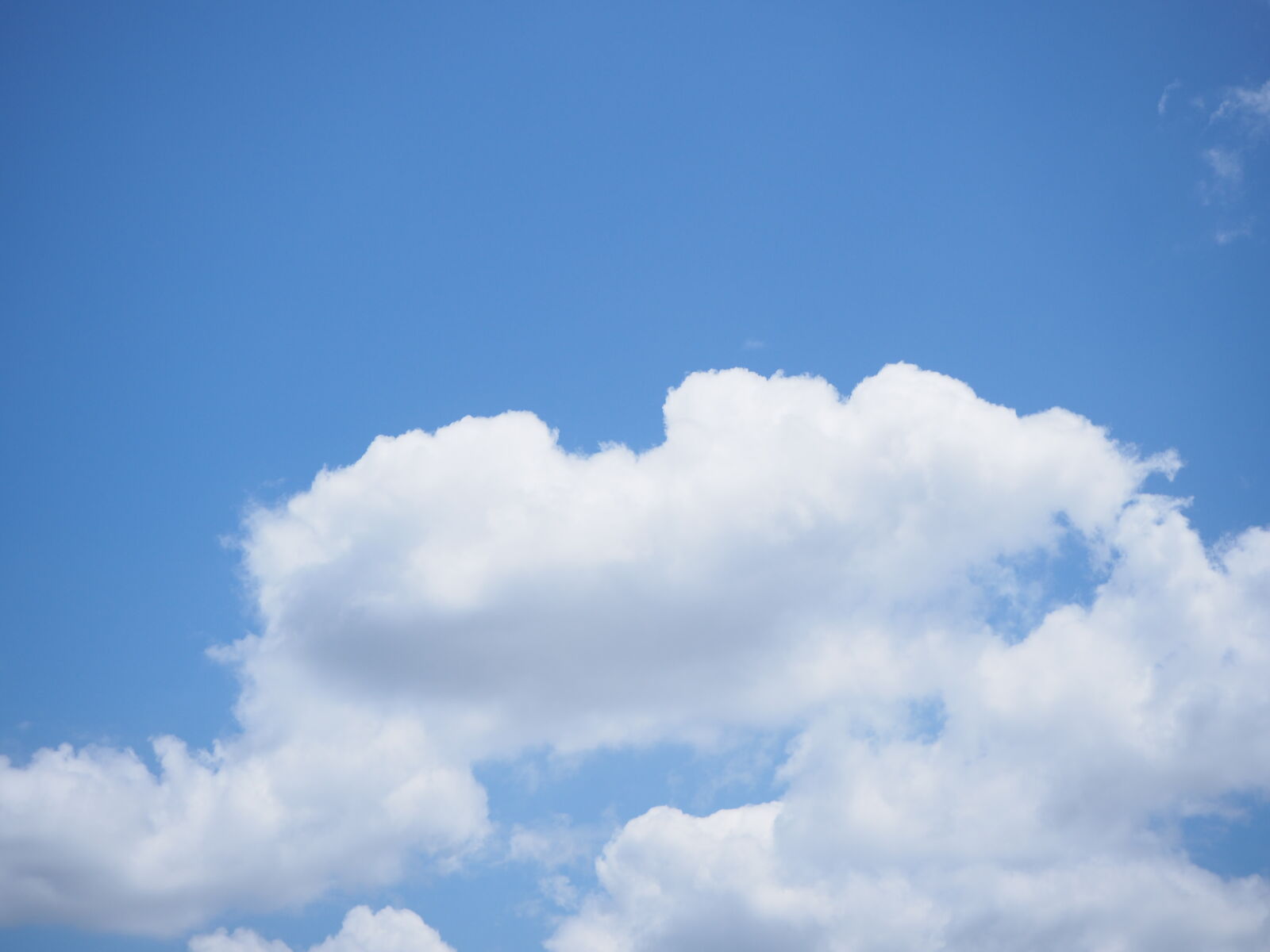 Olympus OM-D E-M10 II sample photo. Blue, blue, sky, clouds photography