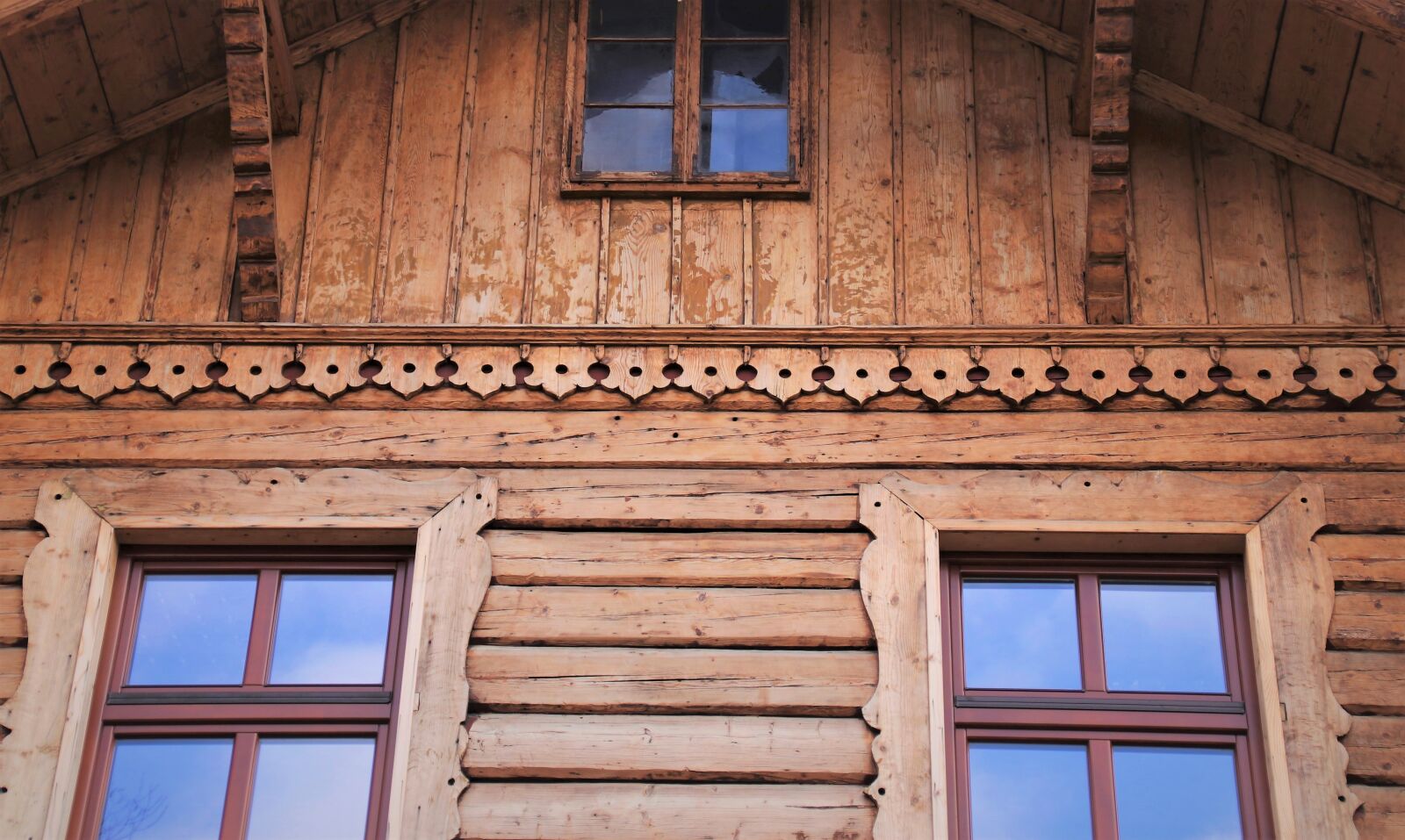 Canon EOS 80D sample photo. Wooden cottage, boards, old photography