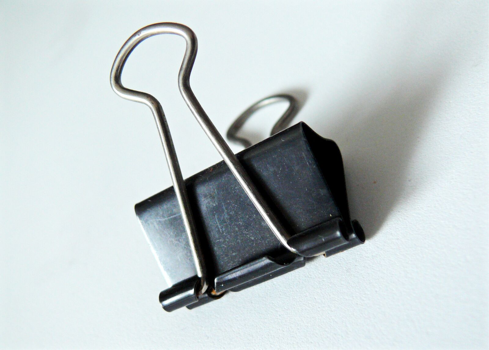 Leica V-LUX 1 sample photo. Clip, paperclip, office utensils photography