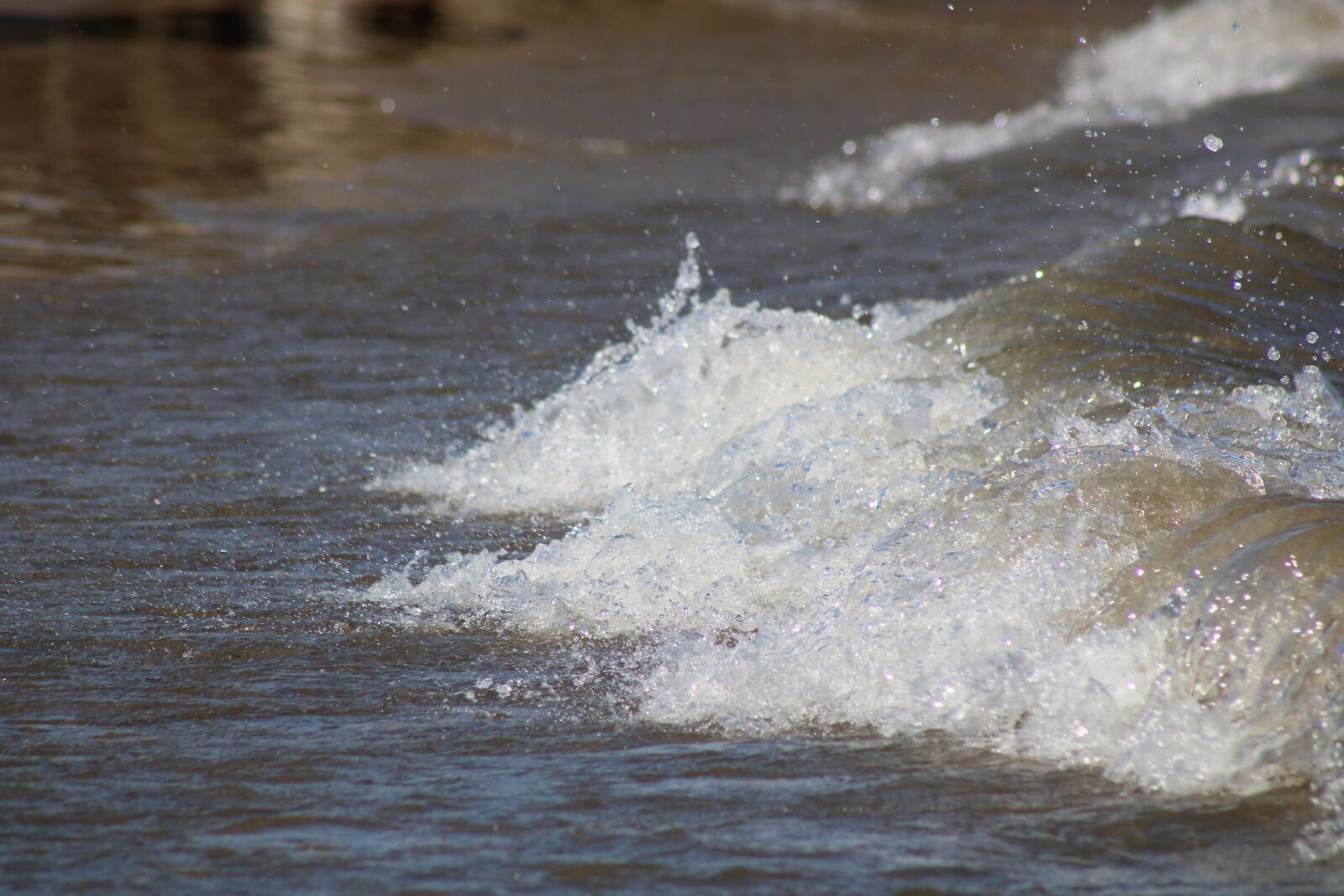 Canon EOS 2000D (EOS Rebel T7 / EOS Kiss X90 / EOS 1500D) sample photo. Wave, splashes, beach photography