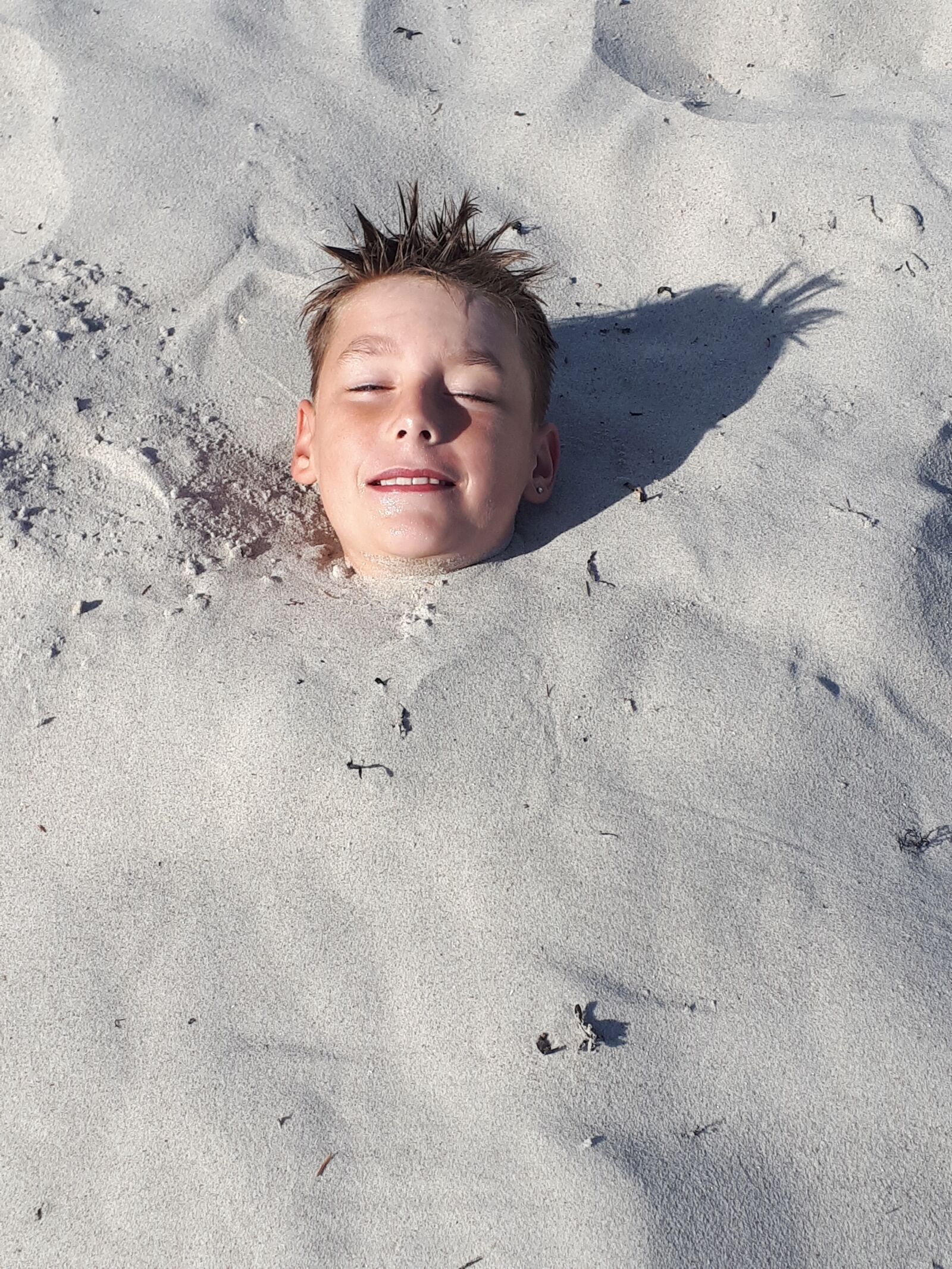Samsung Galaxy A5(2017) sample photo. Boy, sand, buried photography