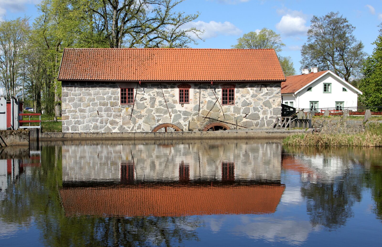 Canon EOS 550D (EOS Rebel T2i / EOS Kiss X4) sample photo. Huseby, water, industrial history photography