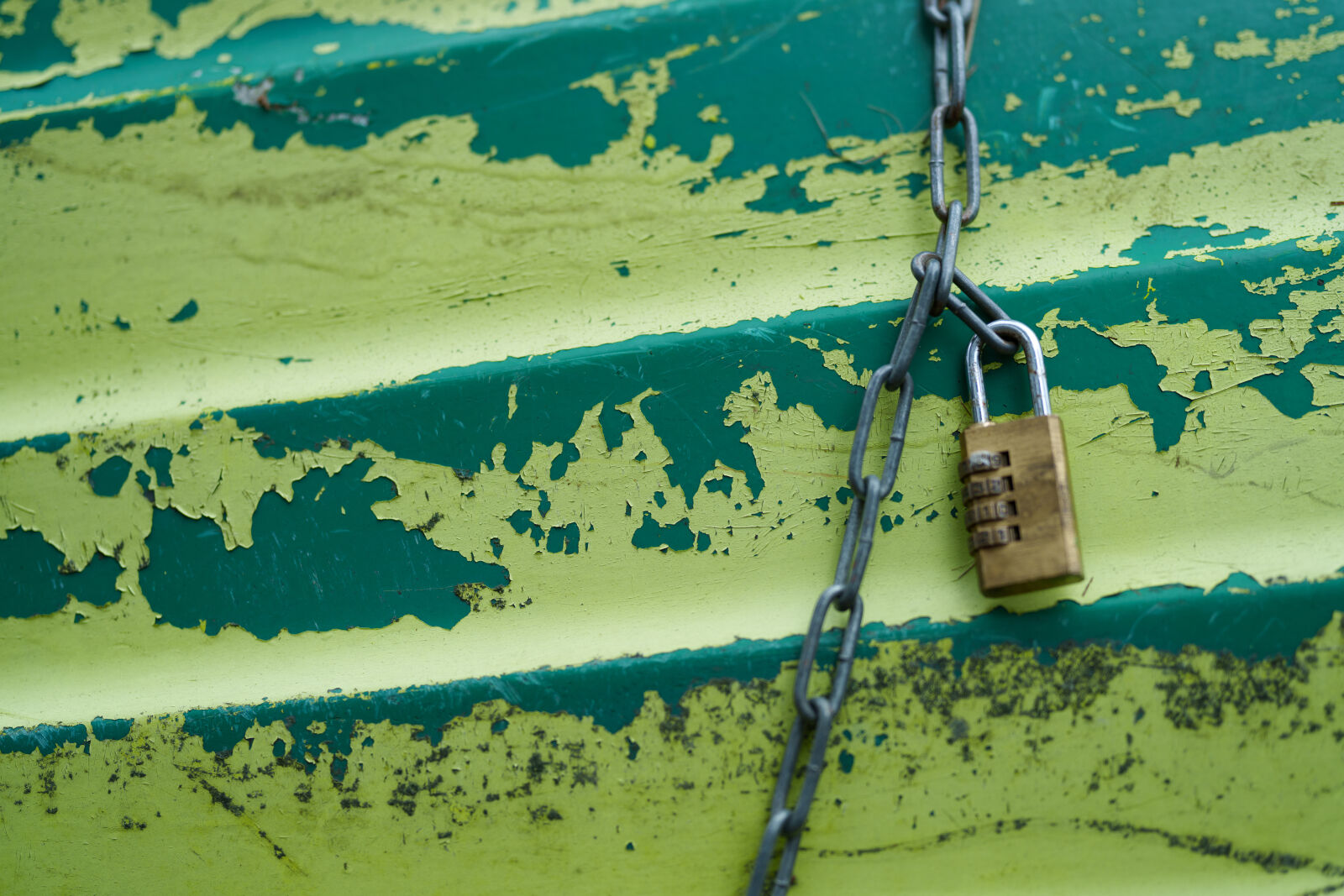 Sony FE 85mm F1.4 GM II sample photo. Rowboat padlock photography