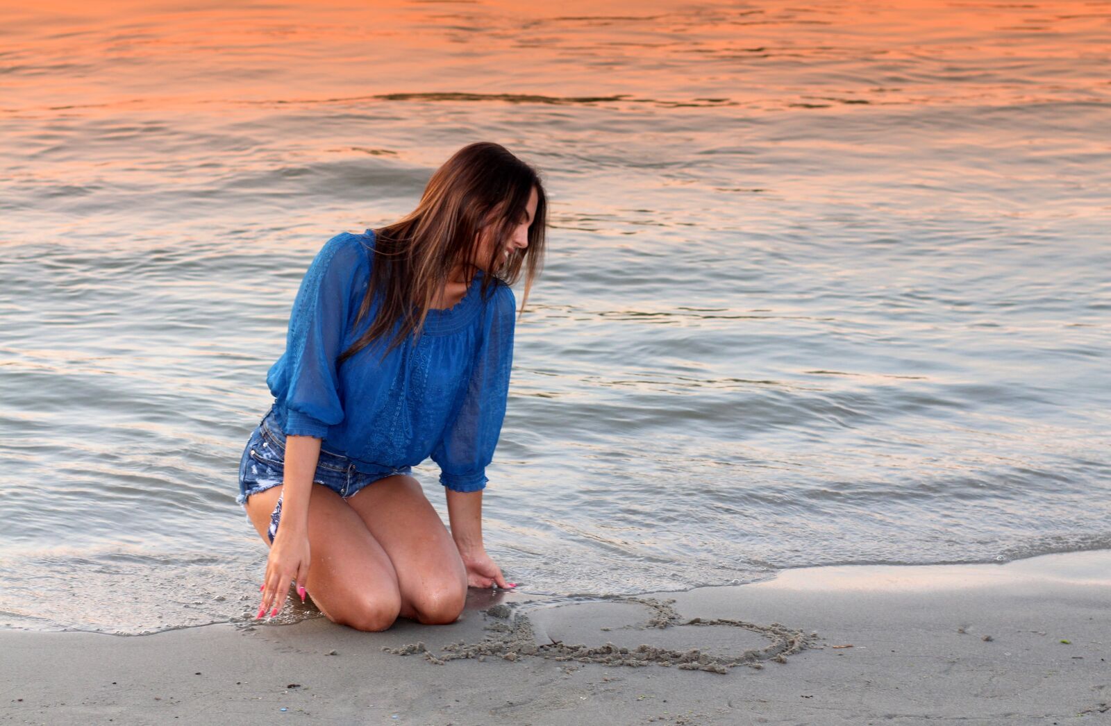 Canon EOS 700D (EOS Rebel T5i / EOS Kiss X7i) + Canon EF 85mm F1.8 USM sample photo. Girl, water, heart photography