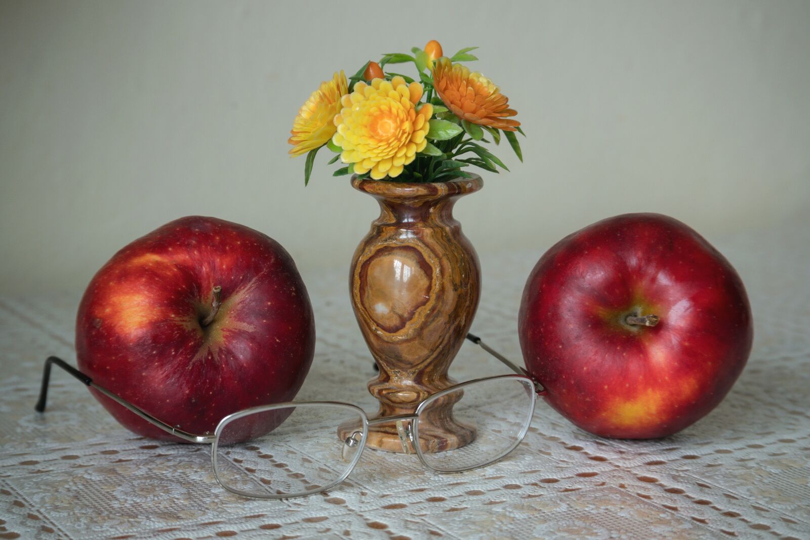 Panasonic Lumix DMC-GX85 (Lumix DMC-GX80 / Lumix DMC-GX7 Mark II) sample photo. Still life, apples, fruit photography