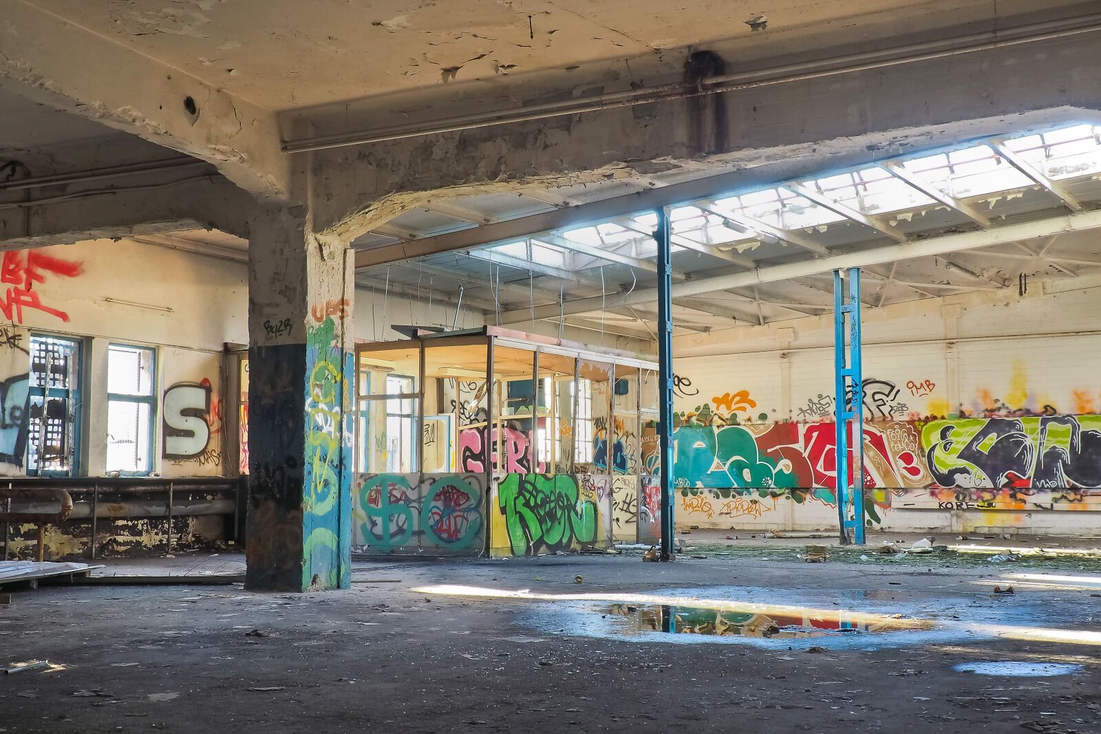 Olympus OM-D E-M10 sample photo. Lost places, rooms, abandoned photography