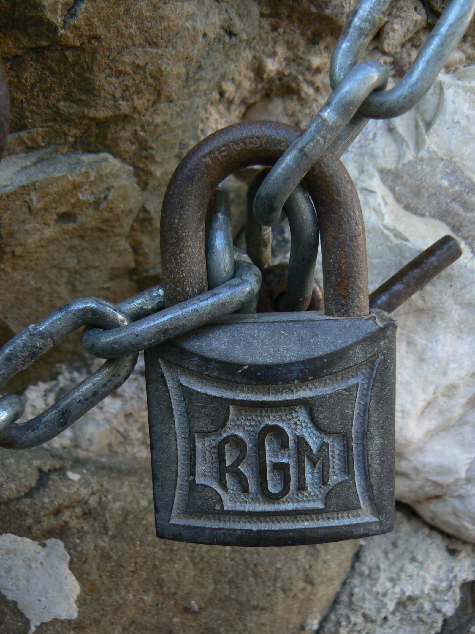 Panasonic DMC-FZ7 sample photo. Padlock, old, string photography
