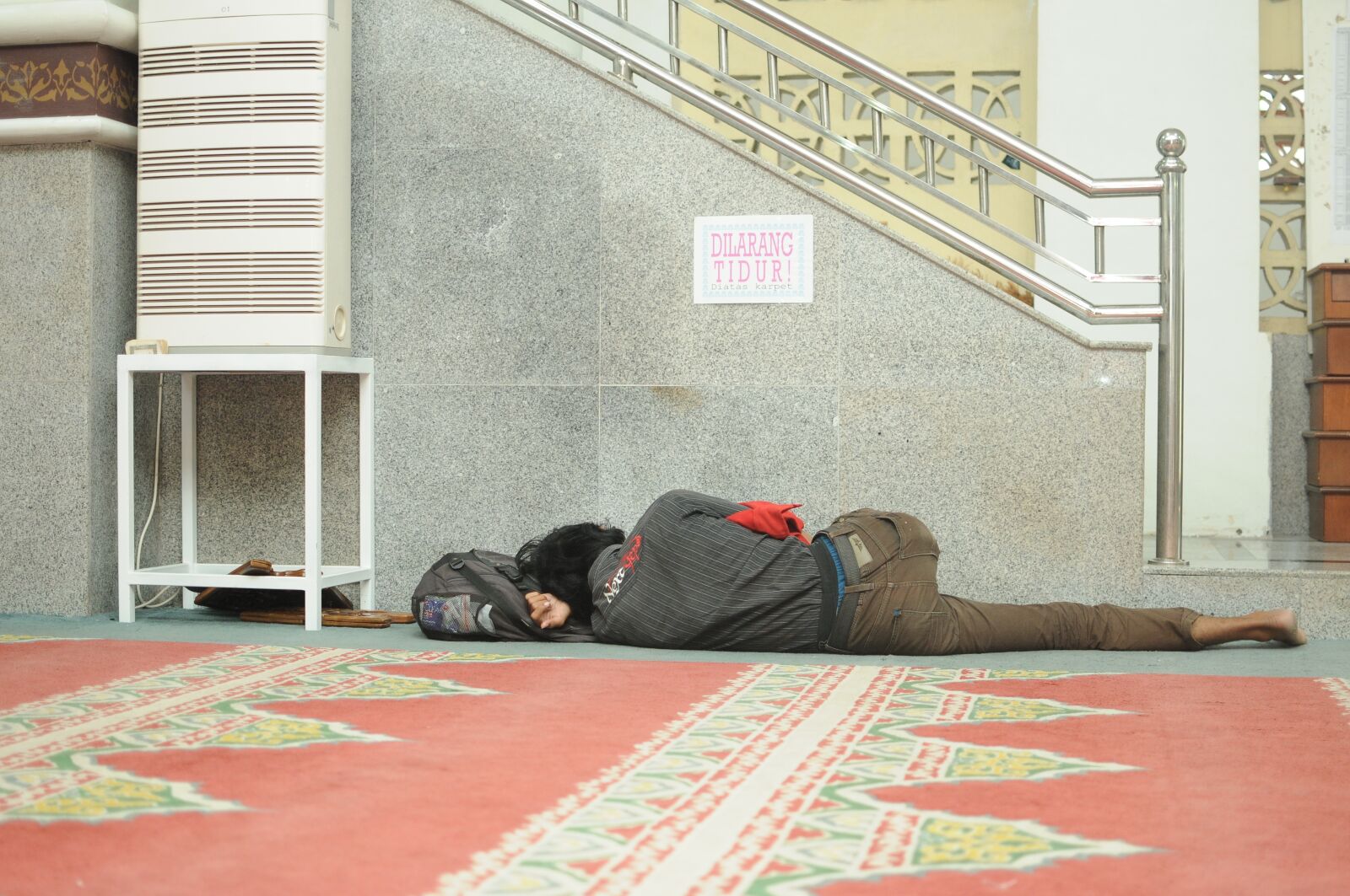 Nikon D300S sample photo. Sleep, beggars, floor photography