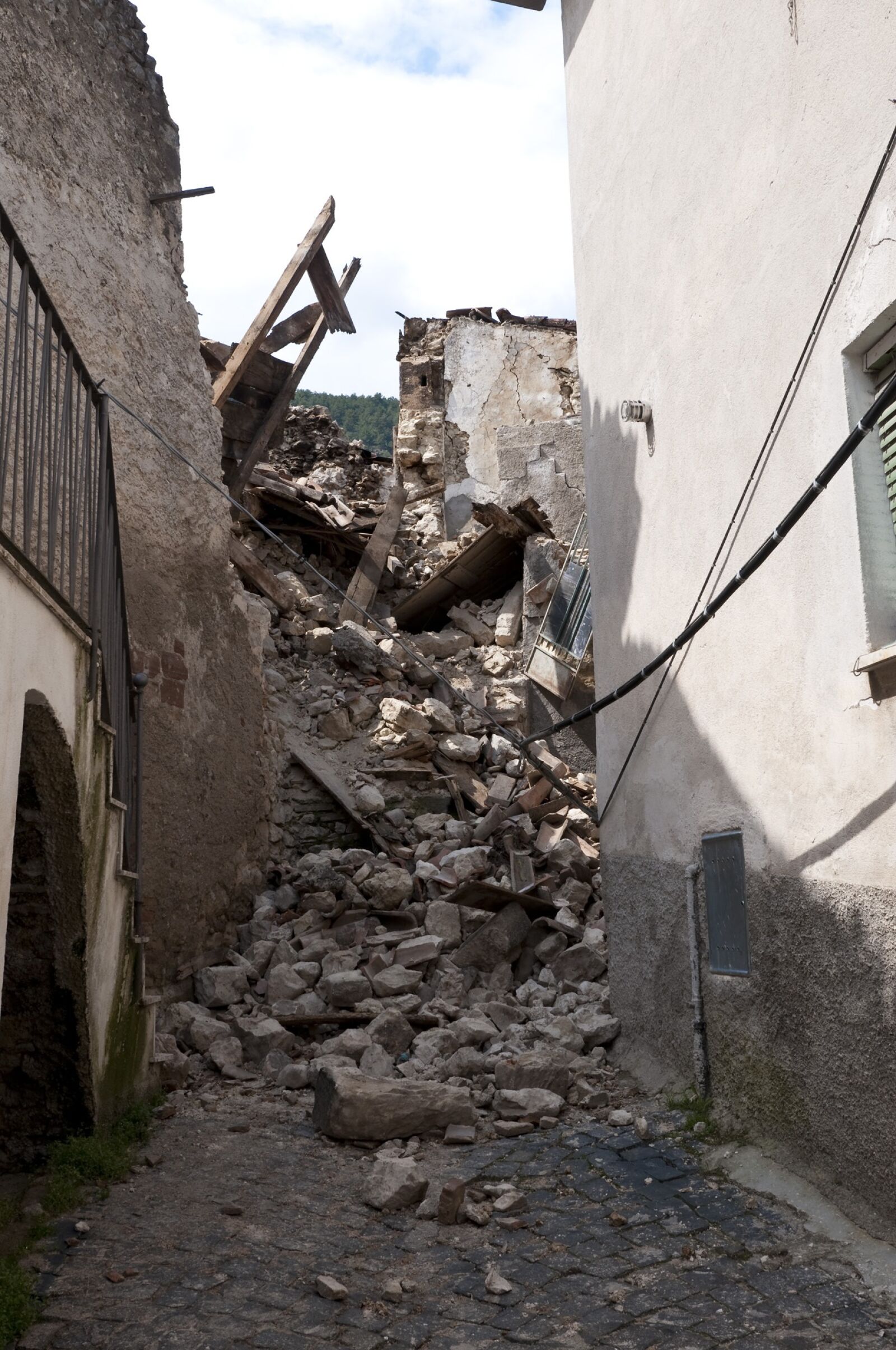 Nikon D300 sample photo. Earthquake, rubble, l'aquila photography