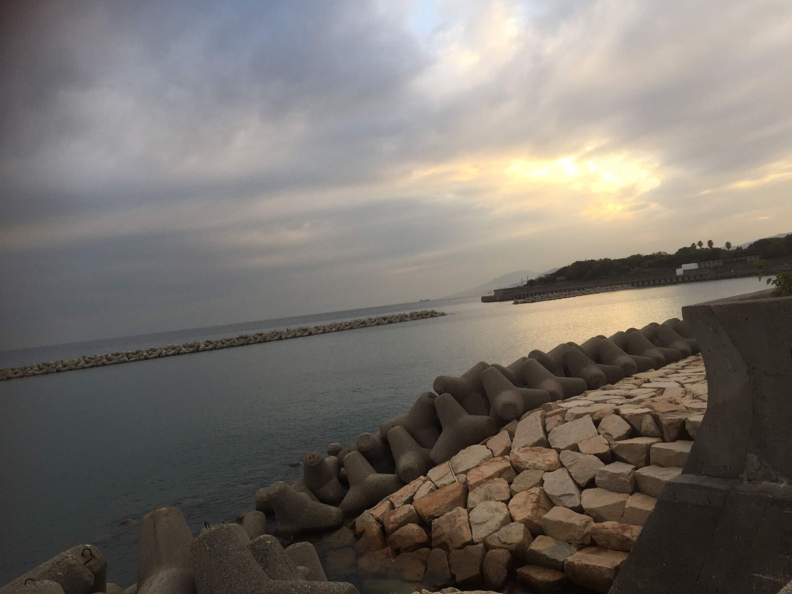 iPhone 6 back camera 4.15mm f/2.2 sample photo. Japan, kobe, sea shore photography