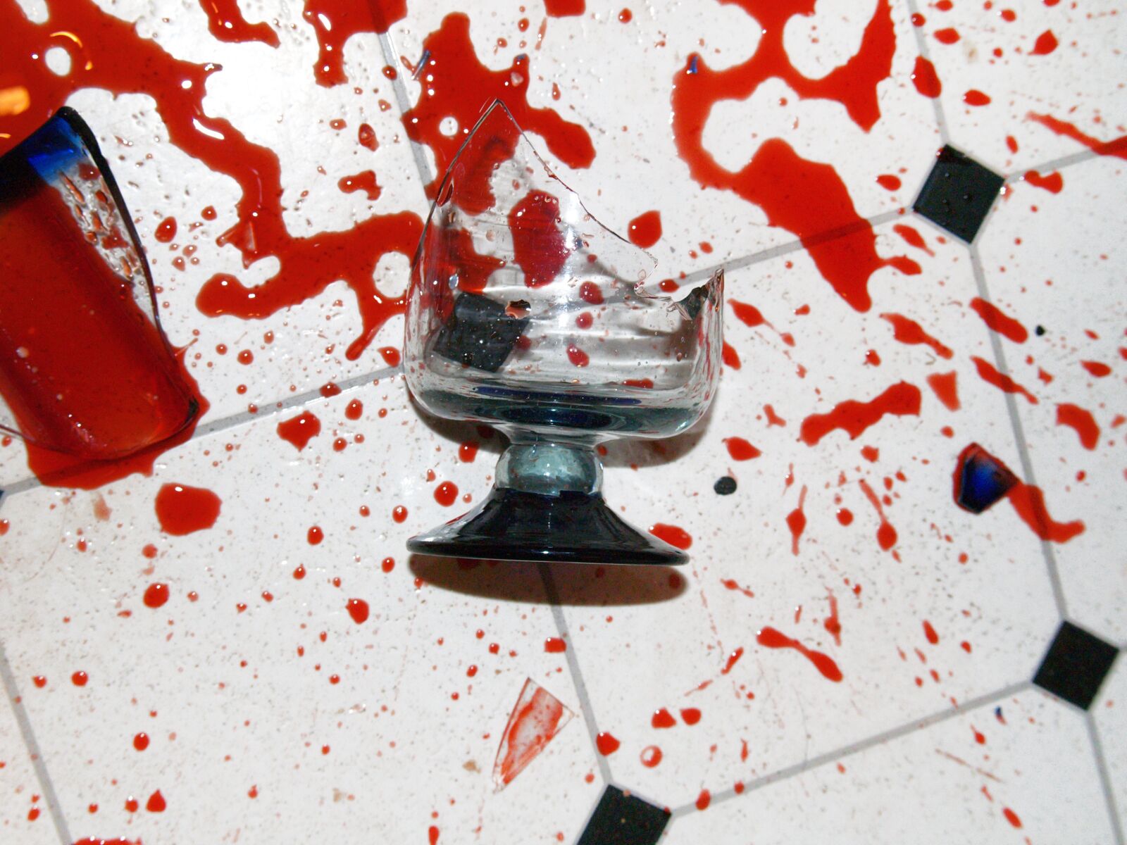 Olympus E-500 (EVOLT E-500) sample photo. Broken, glass, spill photography