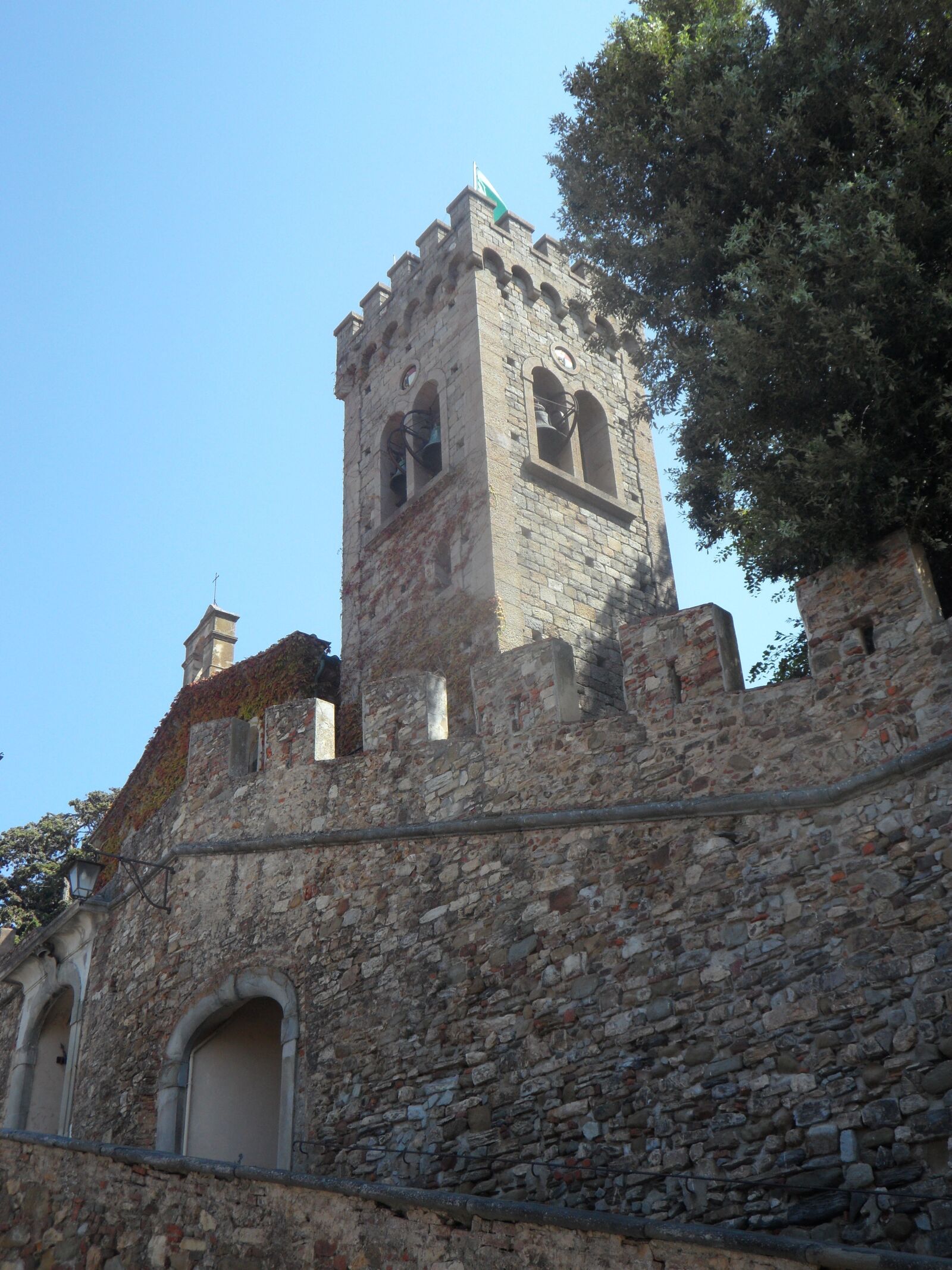 Samsung VLUU WB210, SAMSUNG WB210 sample photo. Castiglione carducci, castle, well photography