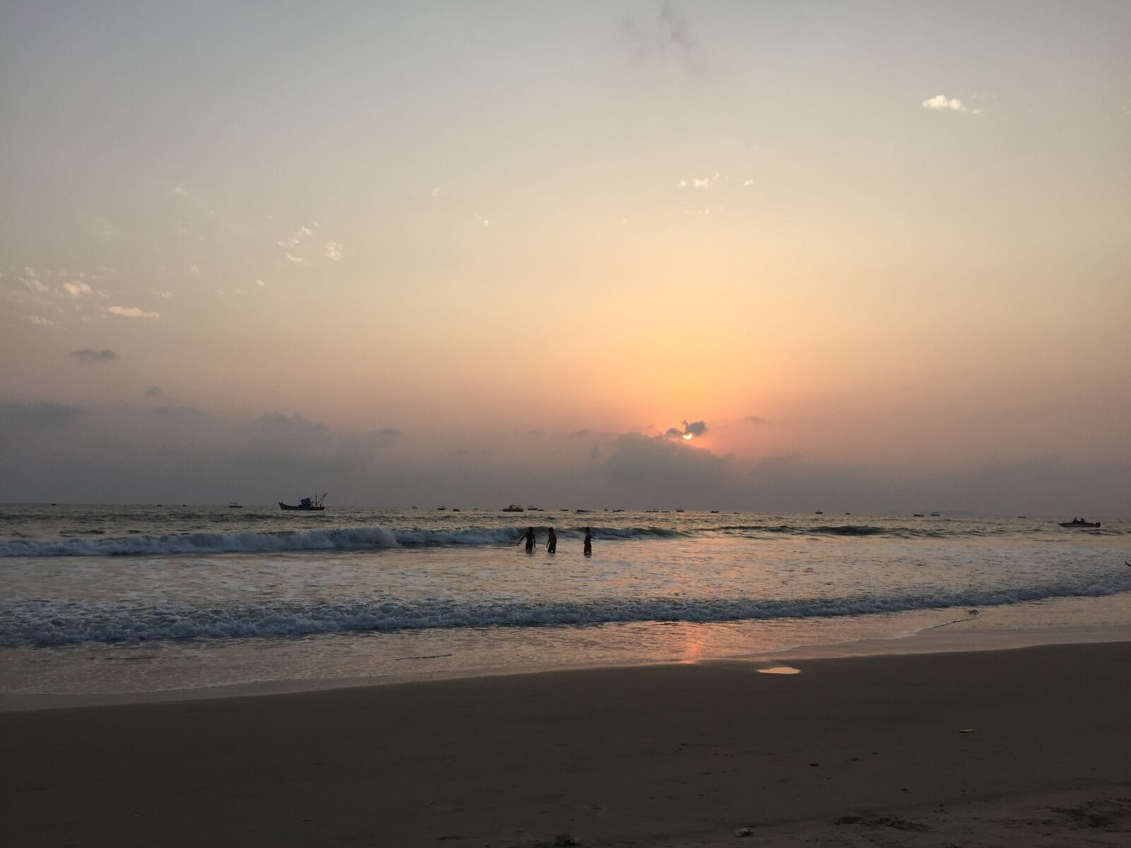 iPhone 6 back camera 4.15mm f/2.2 sample photo. Beach, dusk, ocean, shore photography