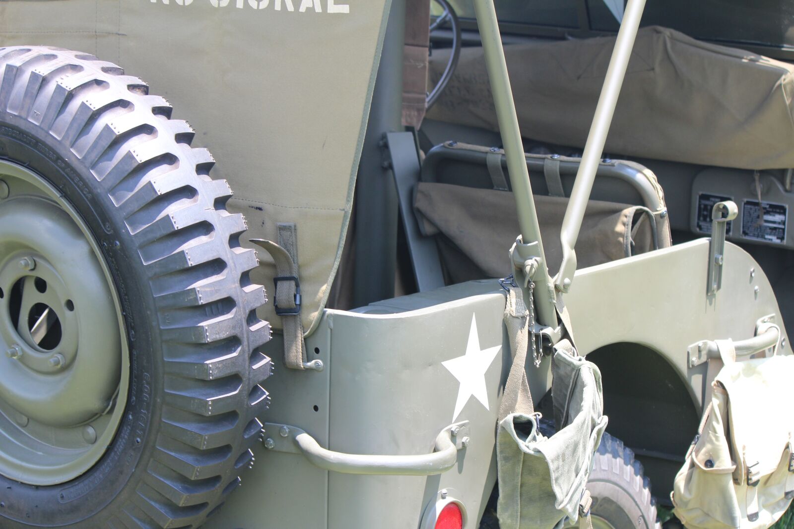 Canon EOS 600D (Rebel EOS T3i / EOS Kiss X5) sample photo. Jeep, military, army photography