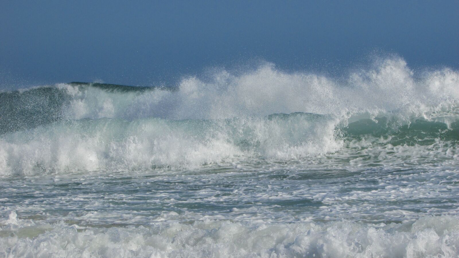 Canon PowerShot SX400 IS sample photo. Waves, spray, foam photography