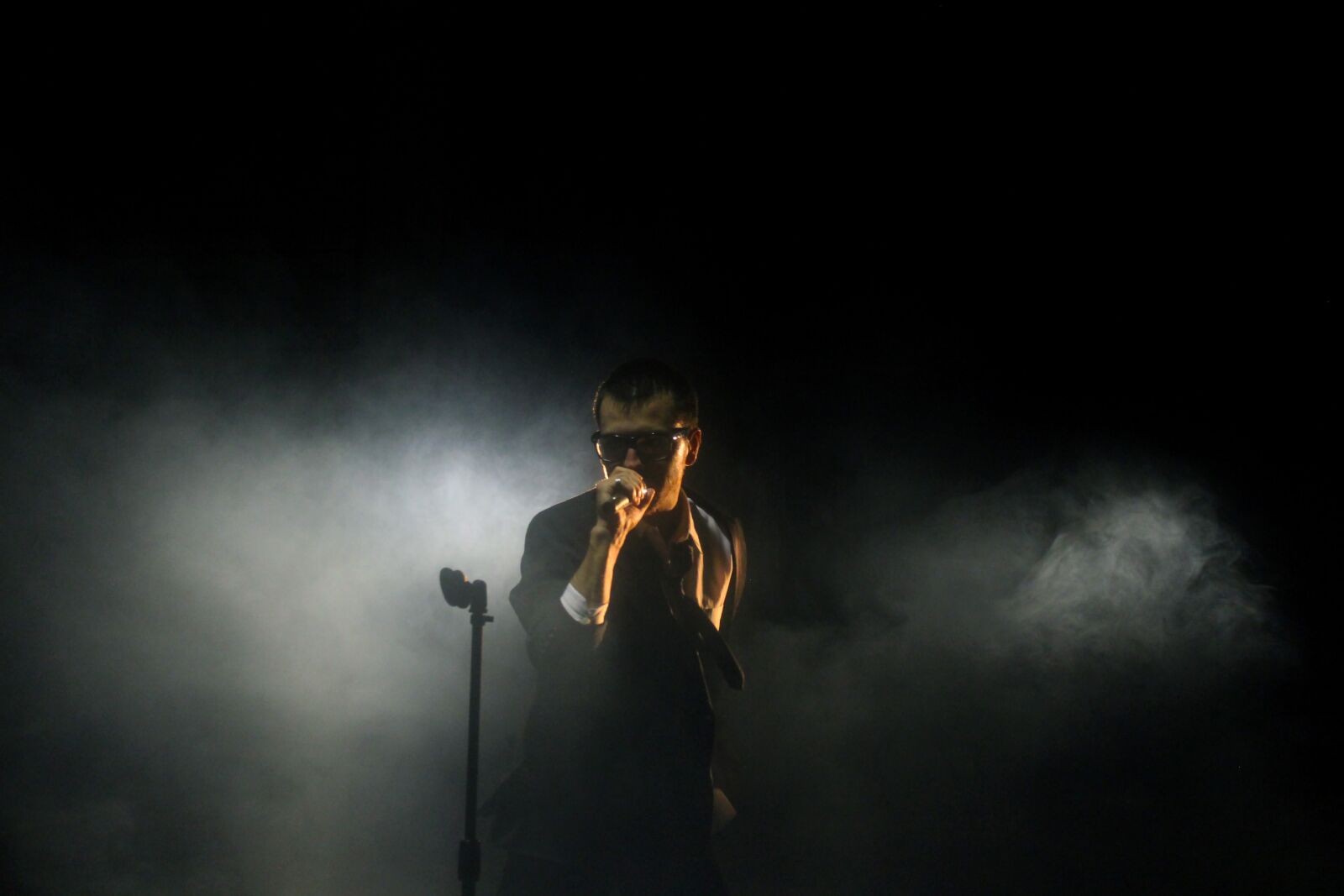 Canon EOS 600D (Rebel EOS T3i / EOS Kiss X5) sample photo. Concert, dark, light photography