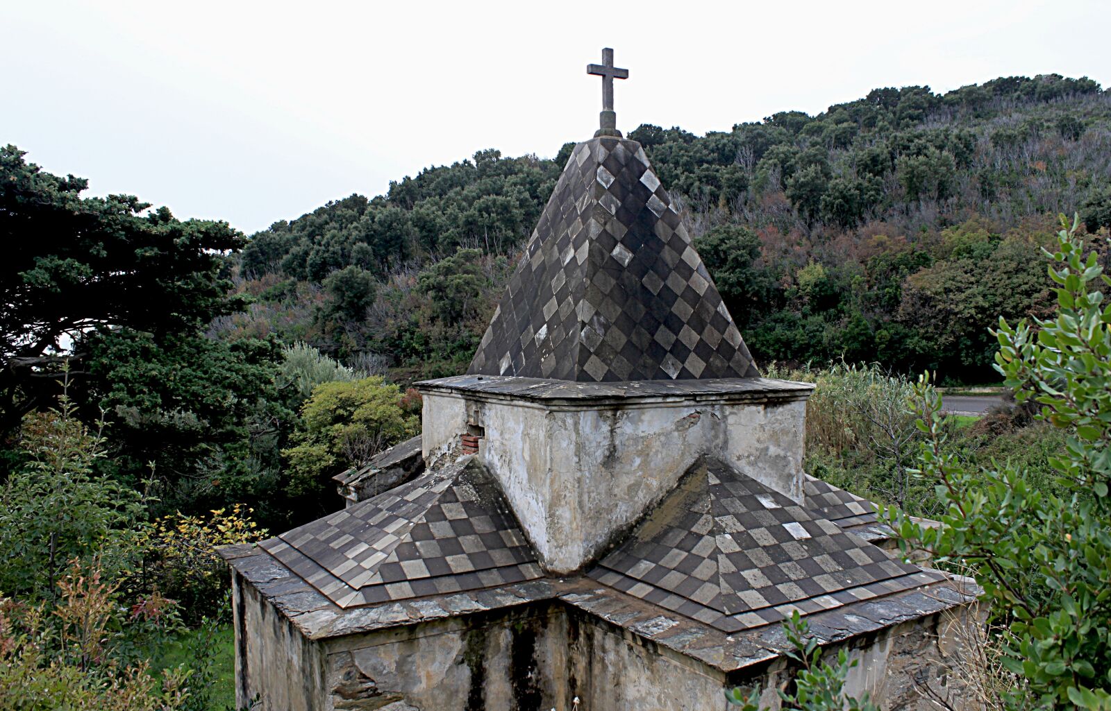 Canon EOS 500D (EOS Rebel T1i / EOS Kiss X3) sample photo. Roofing, church, sky photography