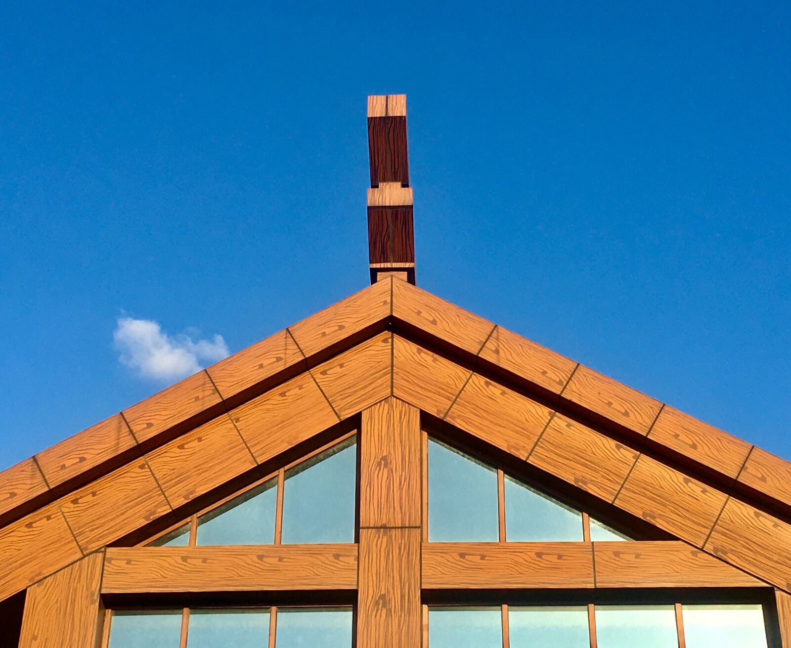 iPhone 6s back camera 4.15mm f/2.2 sample photo. Sky, building, wooden photography
