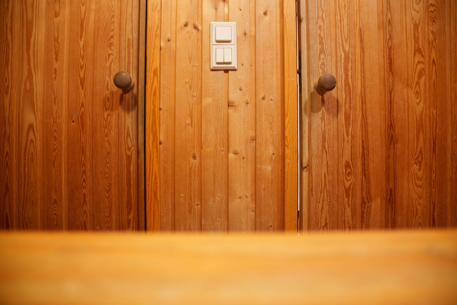Samyang Remaster Slim 21mm F3.5 sample photo. Wooden doors photography
