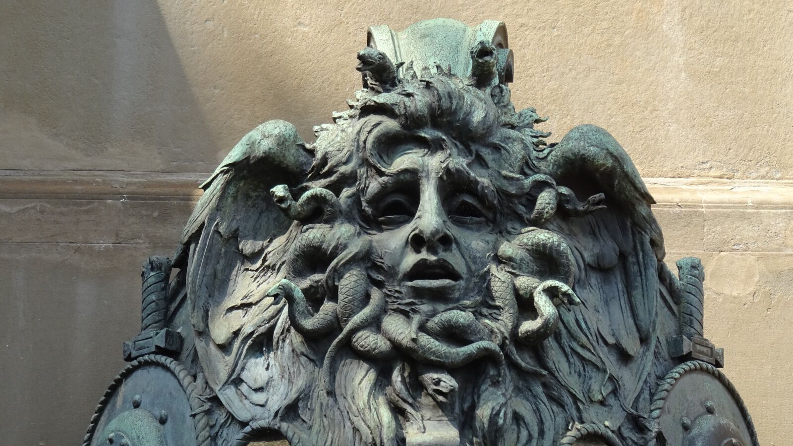 Sony DSC-HX60 sample photo. Sculpture, character, architecture photography