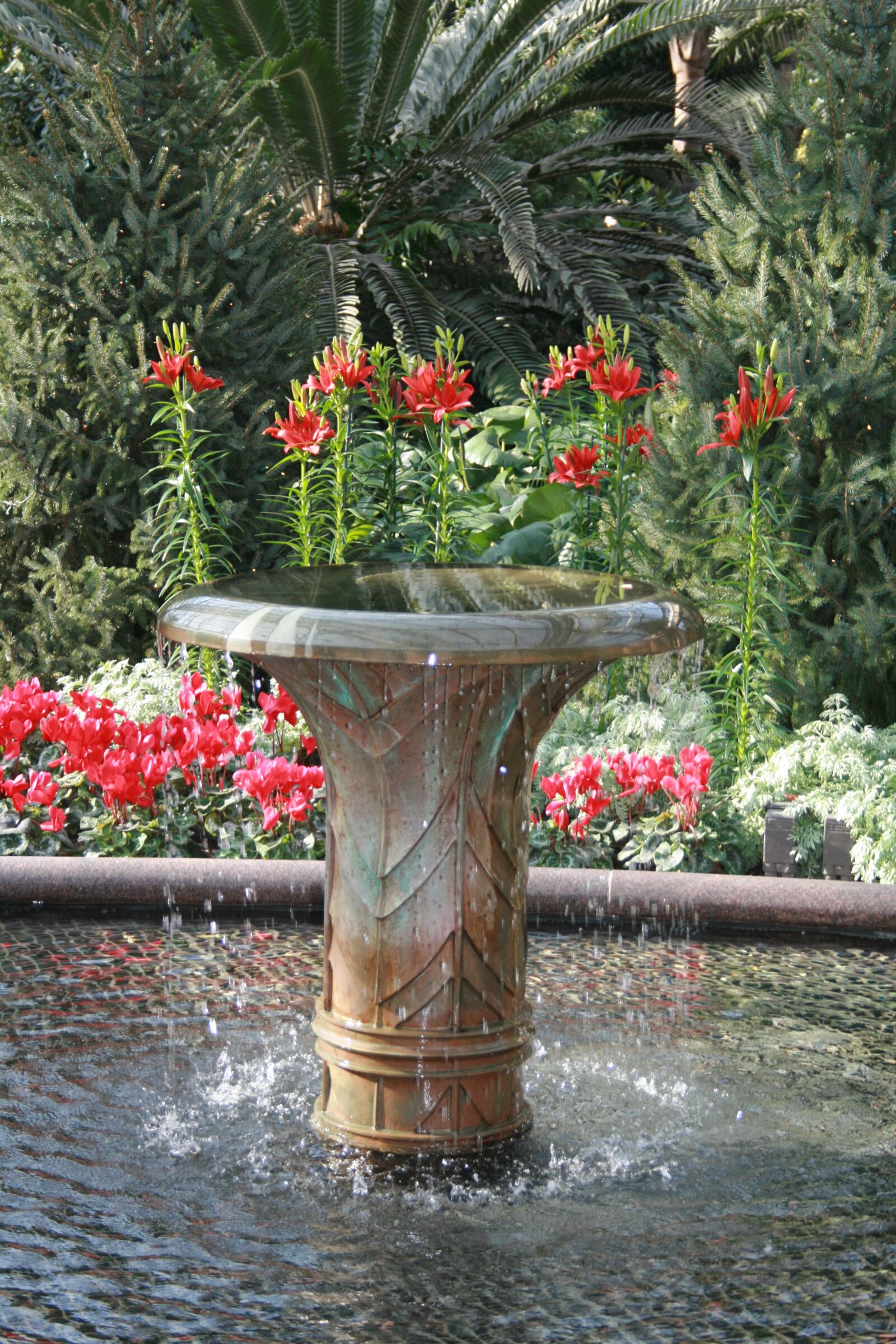 Canon EOS 400D (EOS Digital Rebel XTi / EOS Kiss Digital X) sample photo. Garden, fountain, water photography