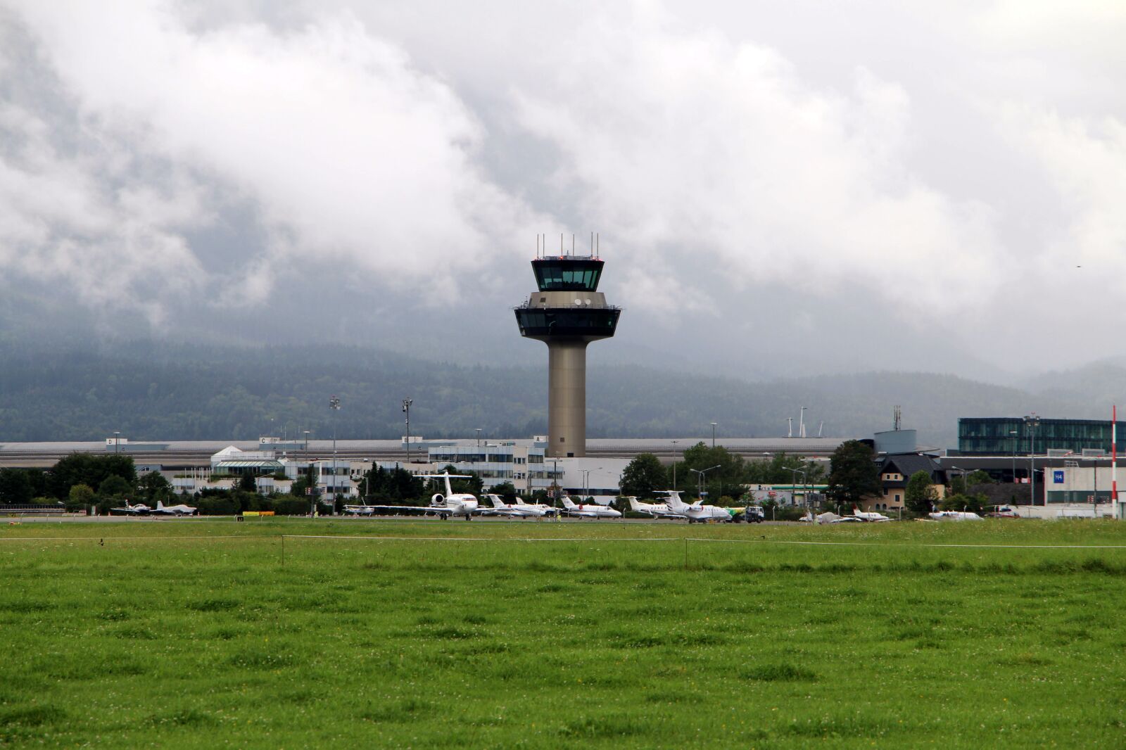 Canon EOS 70D sample photo. Salzburg, airport, aviation photography
