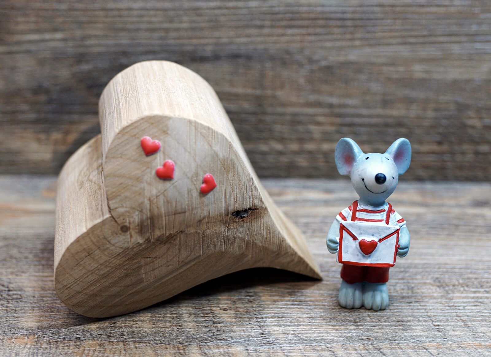 Sony ILCA-77M2 sample photo. Mouse, figure, love letter photography