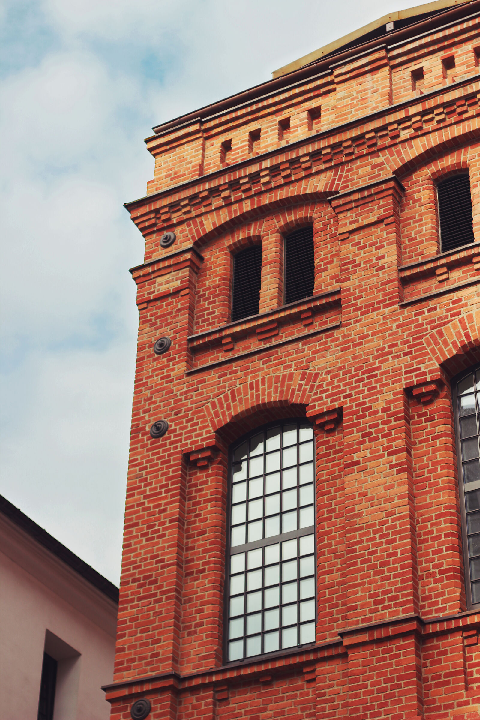 Canon EOS 600D (Rebel EOS T3i / EOS Kiss X5) + Canon EF 50mm F1.8 II sample photo. Brick, building photography