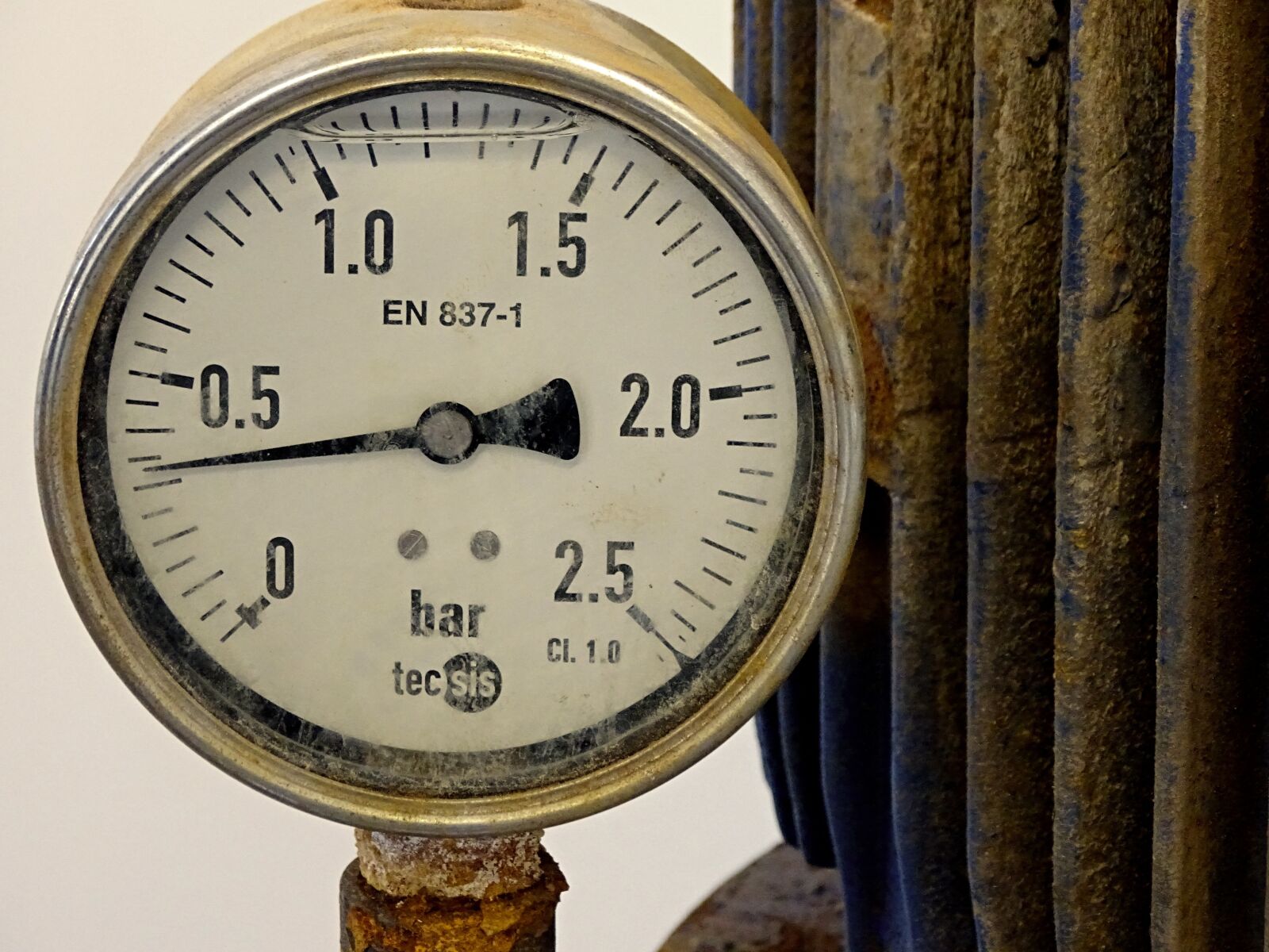 Sony Cyber-shot DSC-HX400V sample photo. Pressure gauge, gauge, water photography