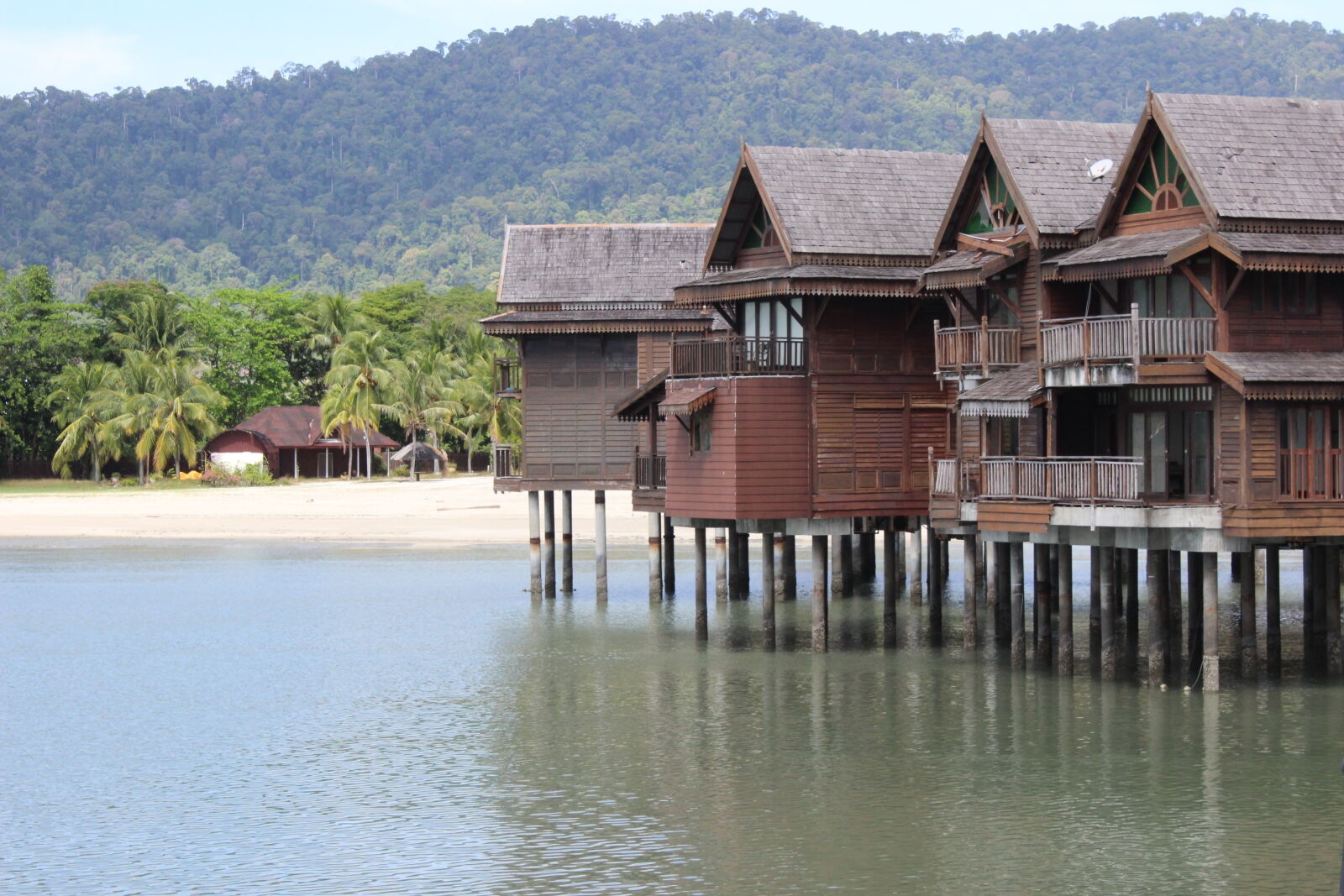 Canon EOS 600D (Rebel EOS T3i / EOS Kiss X5) sample photo. Architecture, beach, beach, house photography